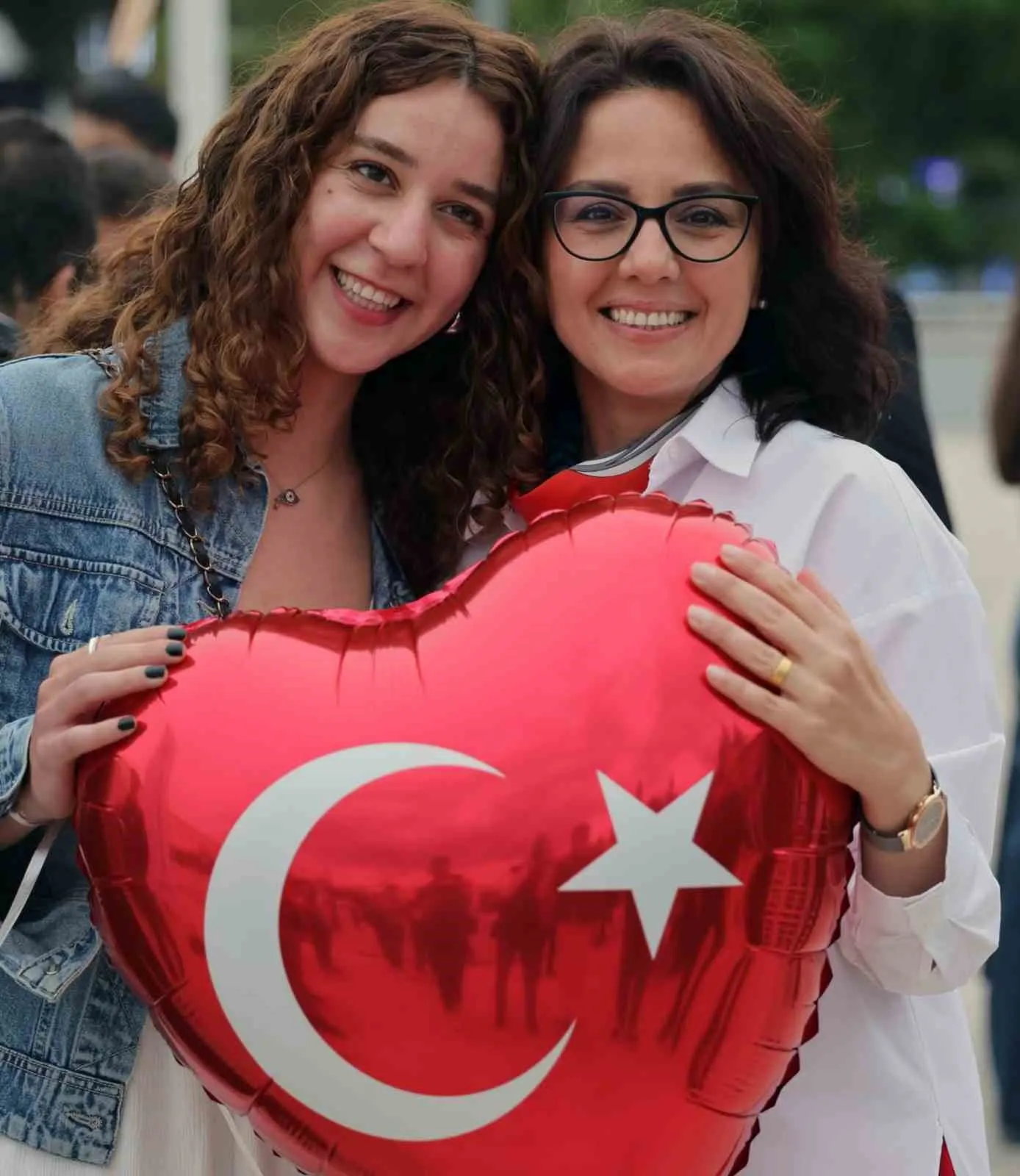 Menteşe’de bayrak seferberliği: Zafer coşkusu pencerelere taşınıyor