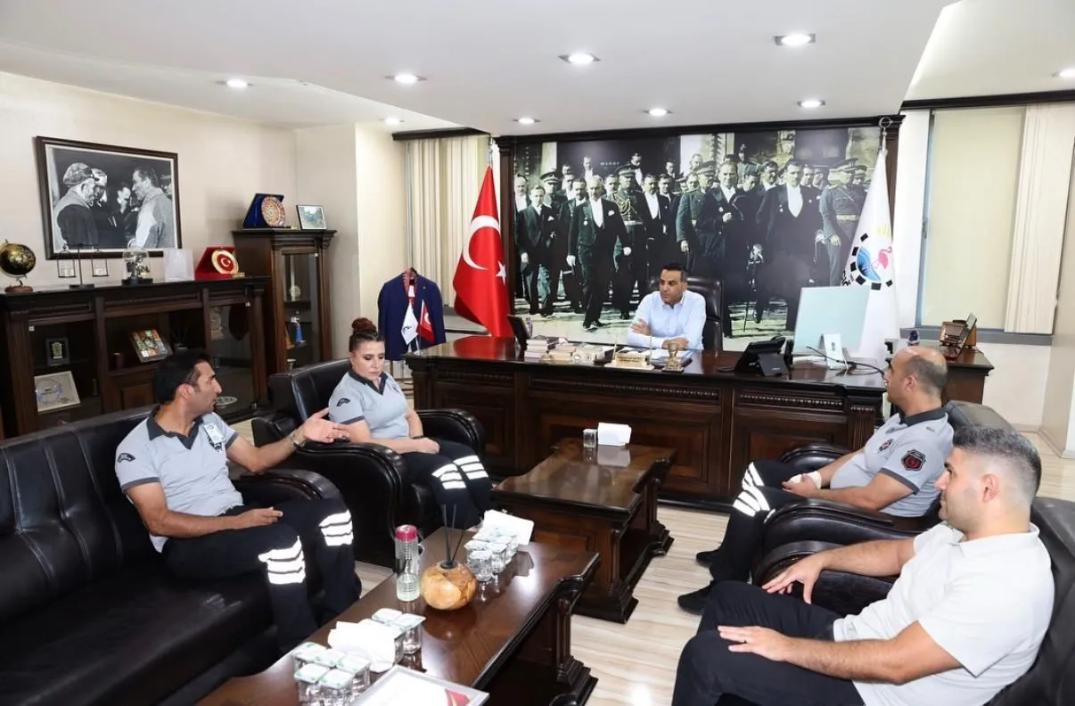 Çiğli Belediyesi’nde kahramanlık ödüllendirildi: Saldırganı etkisiz hale getiren ekibe onur belgesi