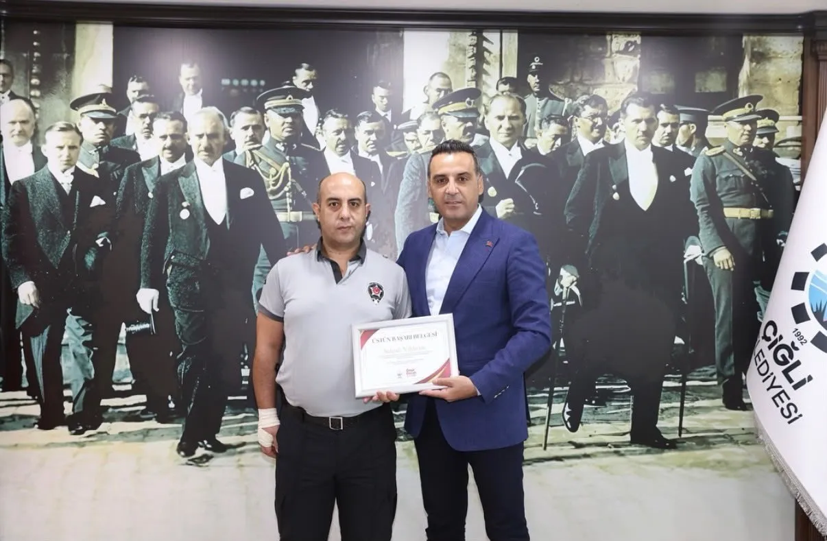 Çiğli Belediyesi’nde kahramanlık ödüllendirildi: Saldırganı etkisiz hale getiren ekibe onur belgesi