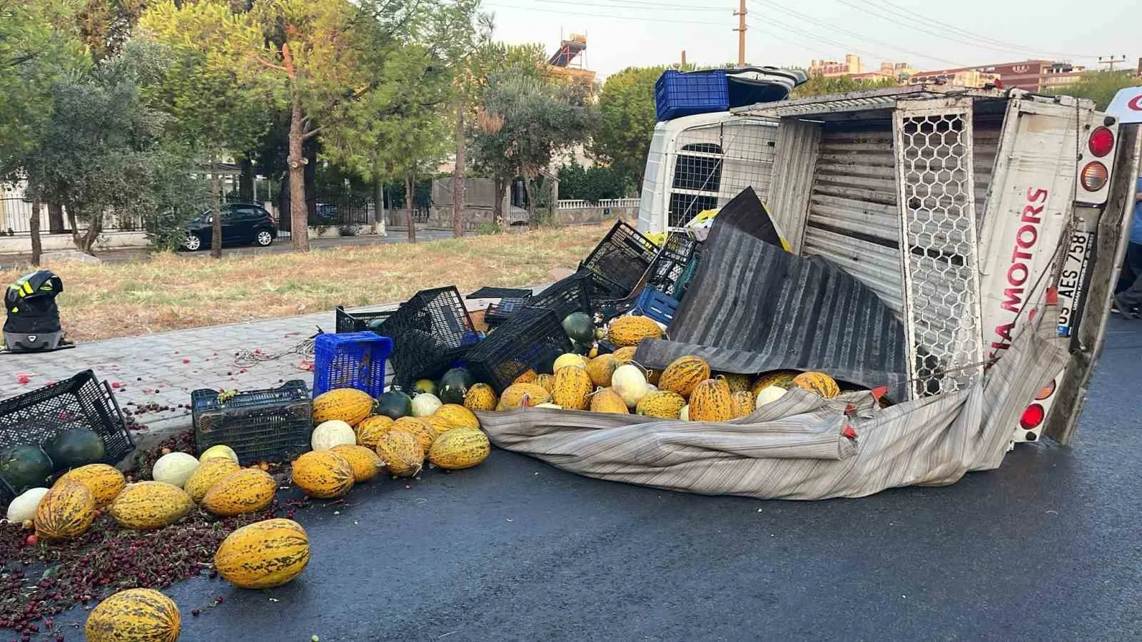 Kuşadası’nda korkutan kaza: Direksiyon başında uyuyunca pikap devrildi