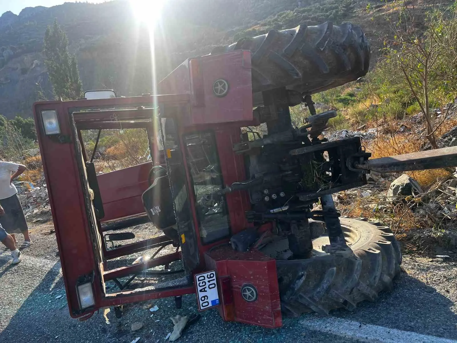 Söke'de tarım aracı şarampole yuvarlandı: Sürücü hastanelik oldu