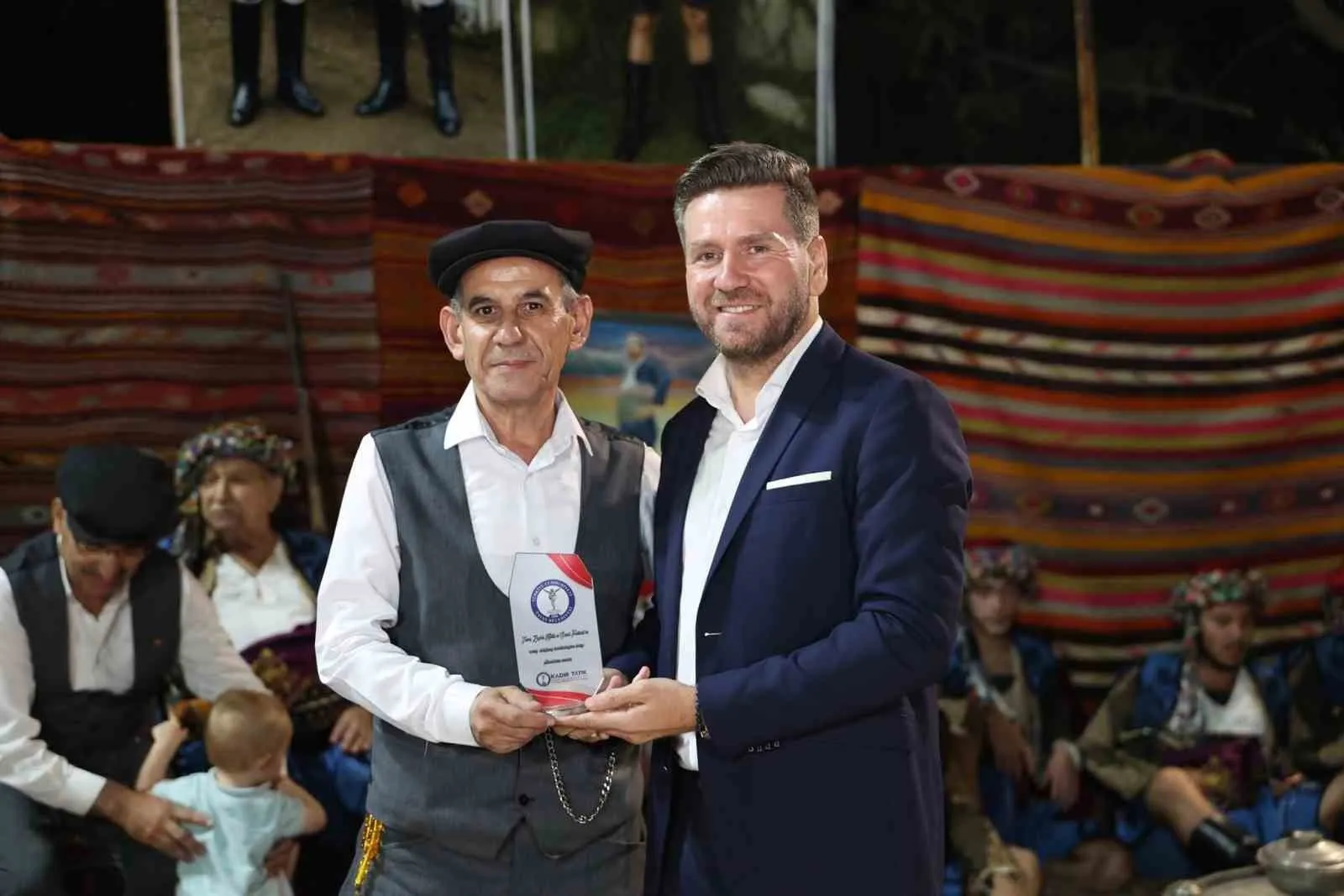 Tavas’ta zeybek rüzgarı: Kültürel miras meşalelerle selamlandı