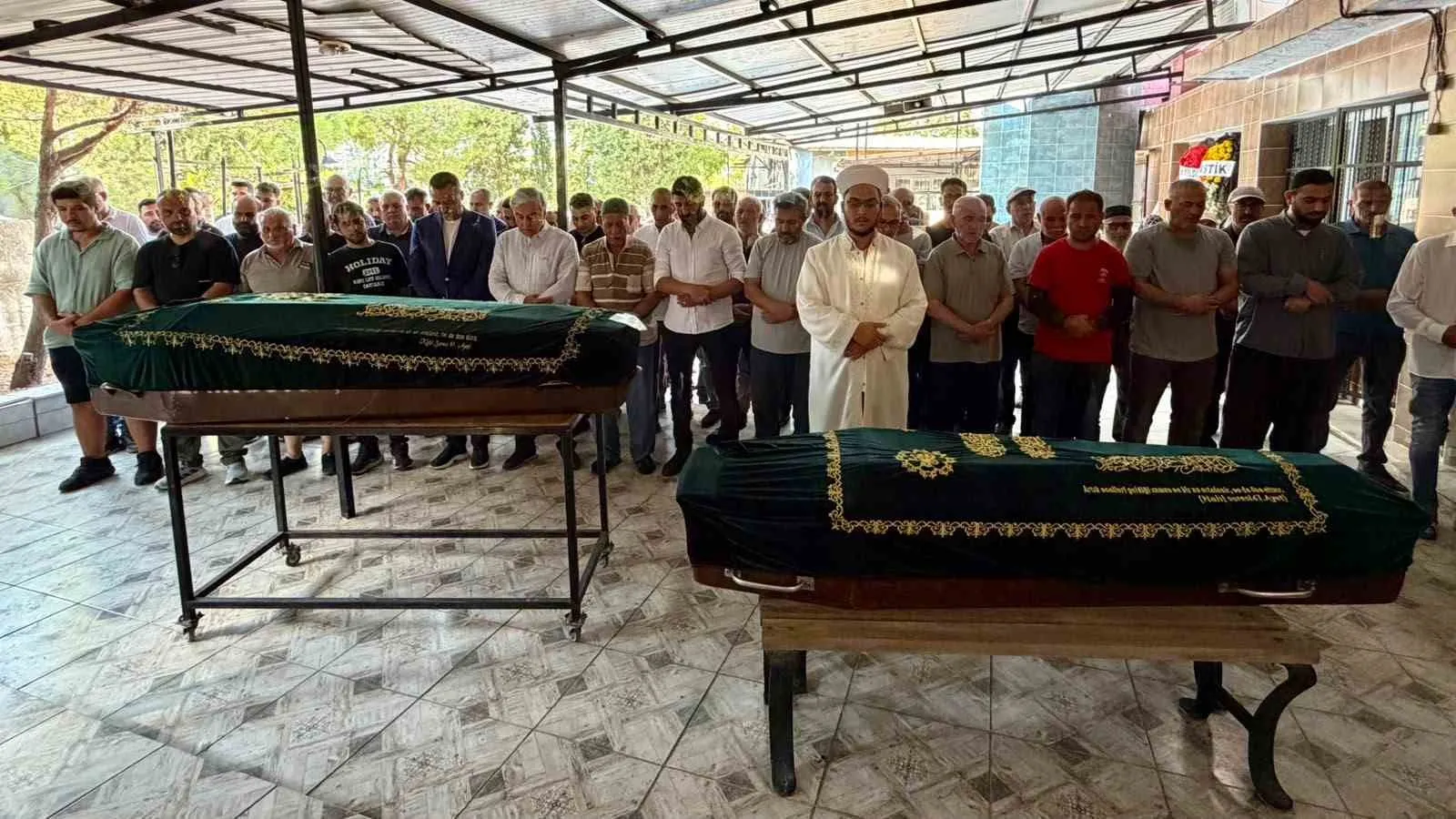Çiğli'deki faciada yürek yakan veda: Anneanne ve torunu yan yana toprağa verildi