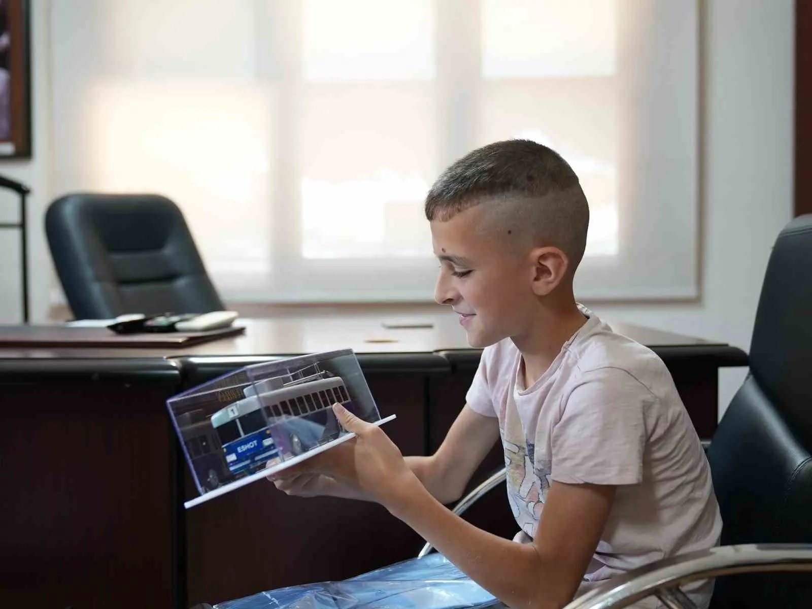 Minik Edip’in ESHOT hayali gerçek oldu: Direksiyona geçti, mutluluğu gözlerinden okundu