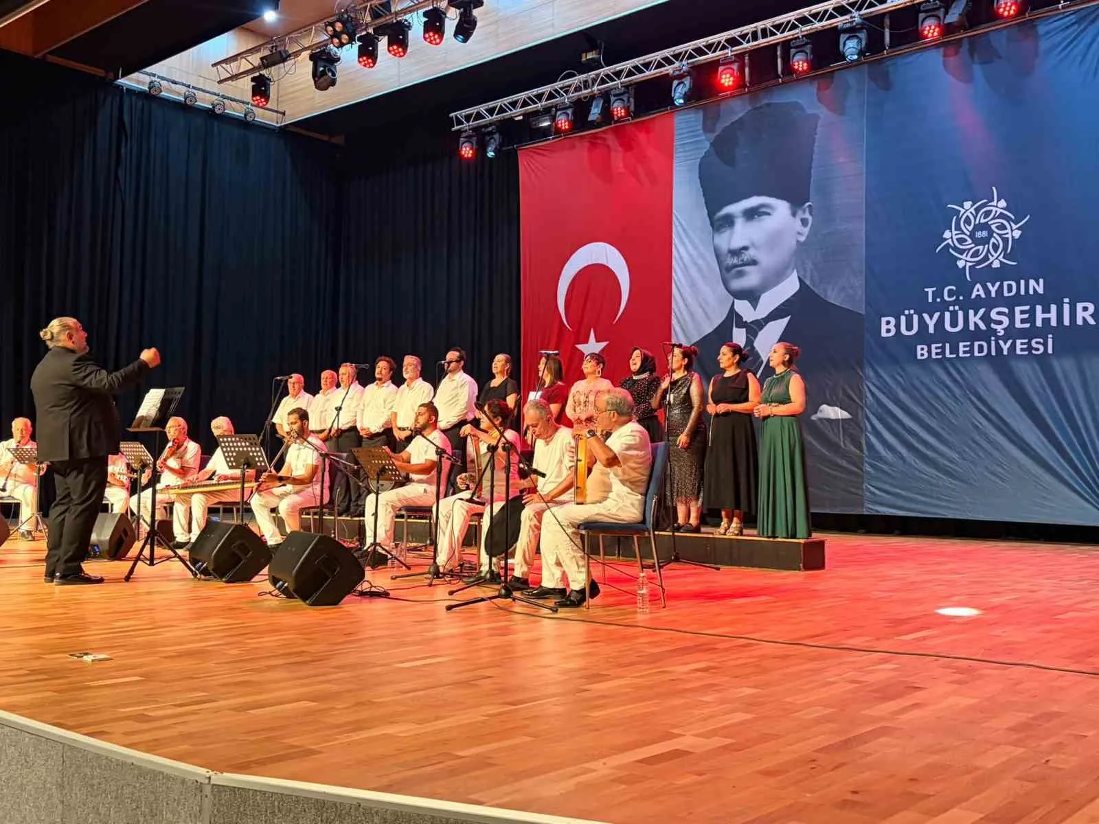 Didim’de Sahne Nostaljiye Açıldı: Türk Sanat Müziği Korosu’ndan Tam Not Alan Gece
