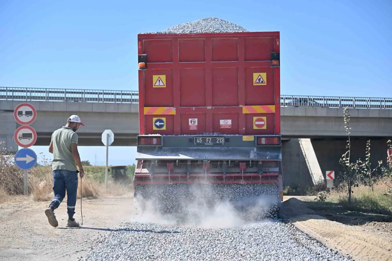 Turgutlu ile Saruhanlı Arasında Çiftçinin Yıllardır Beklediği Ham Toprak Yol Asfalta Kavuşuyor