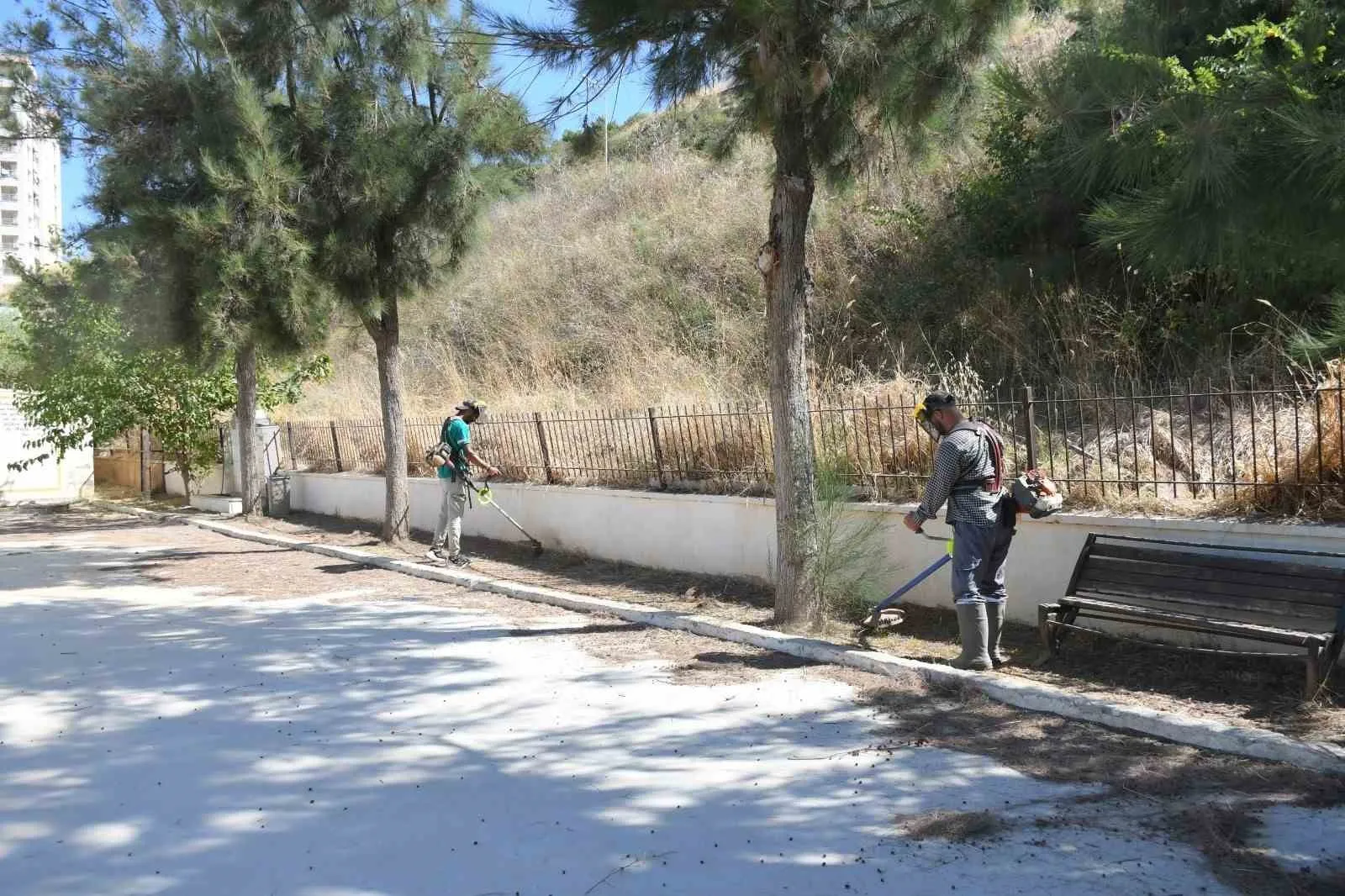 Kuşadası’nda Eğitim Seferberliği: Okul Bahçeleri Yeni Döneme Hazırlanıyor