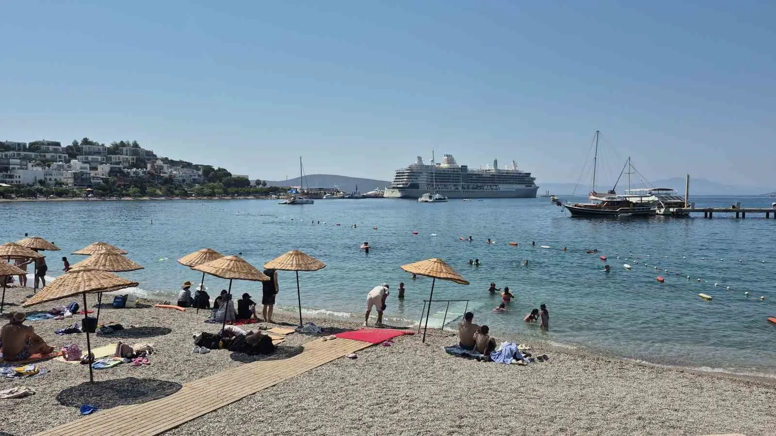 Bodrum turizminde hareketli gün: Dev yolcu gemileri binin üzerinde misafir ağırladı