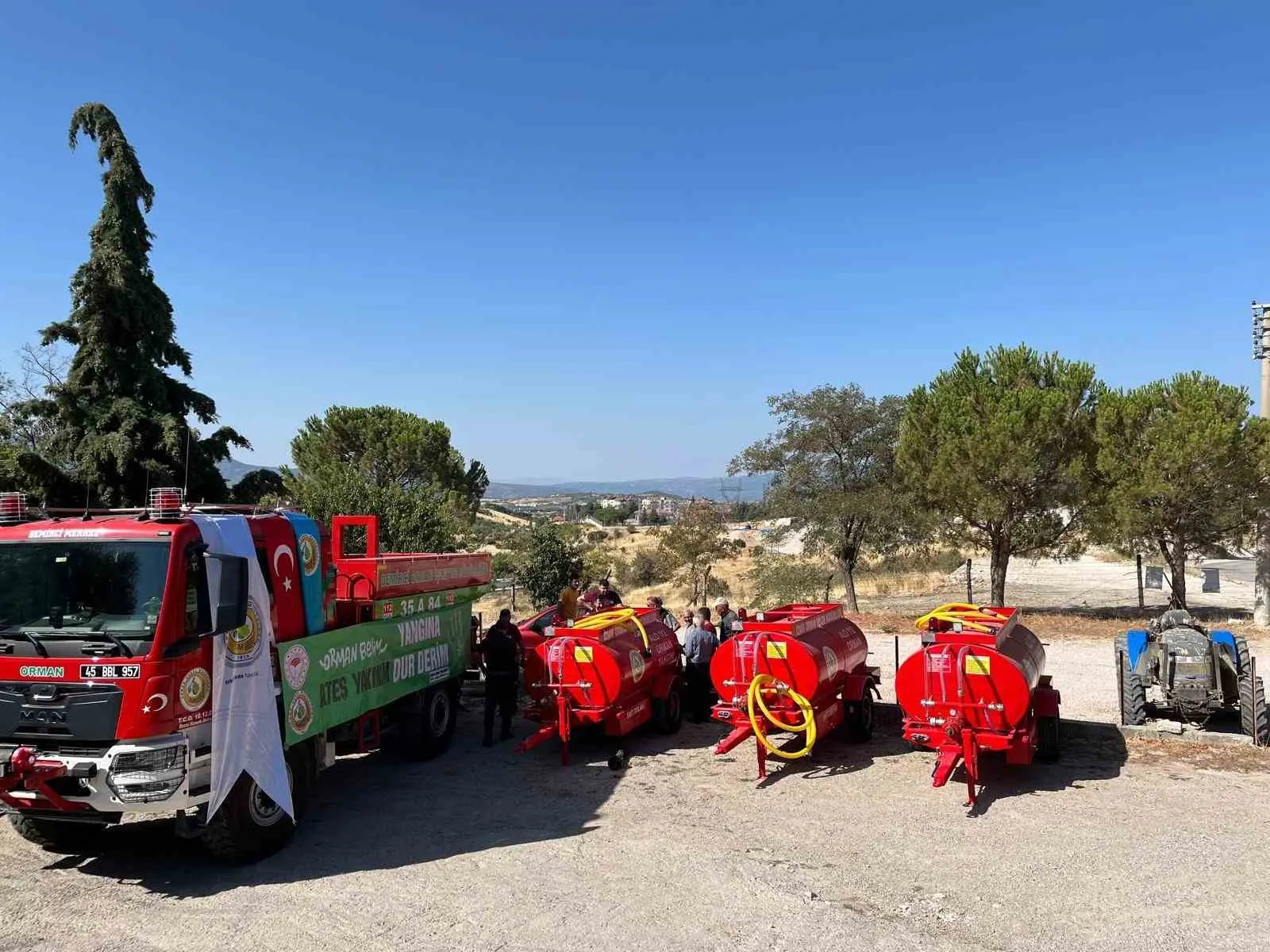 Demirci’de yangına ilk müdahale güçleniyor: Kooperatiflere 3 tonluk tanker teslimi