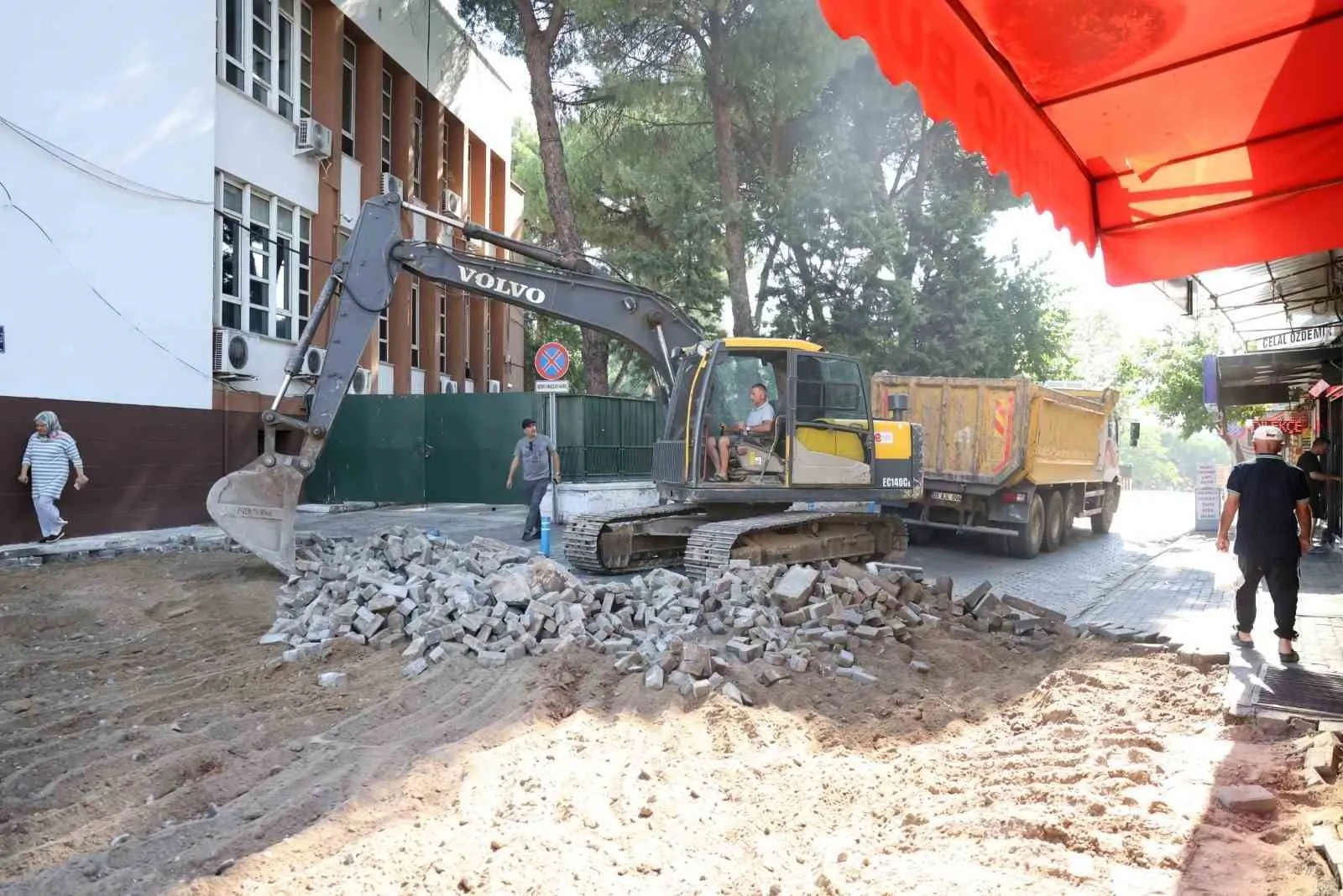 Efeler’de ulaşım seferberliği: Adliye yanındaki cadde baştan aşağı yenileniyor