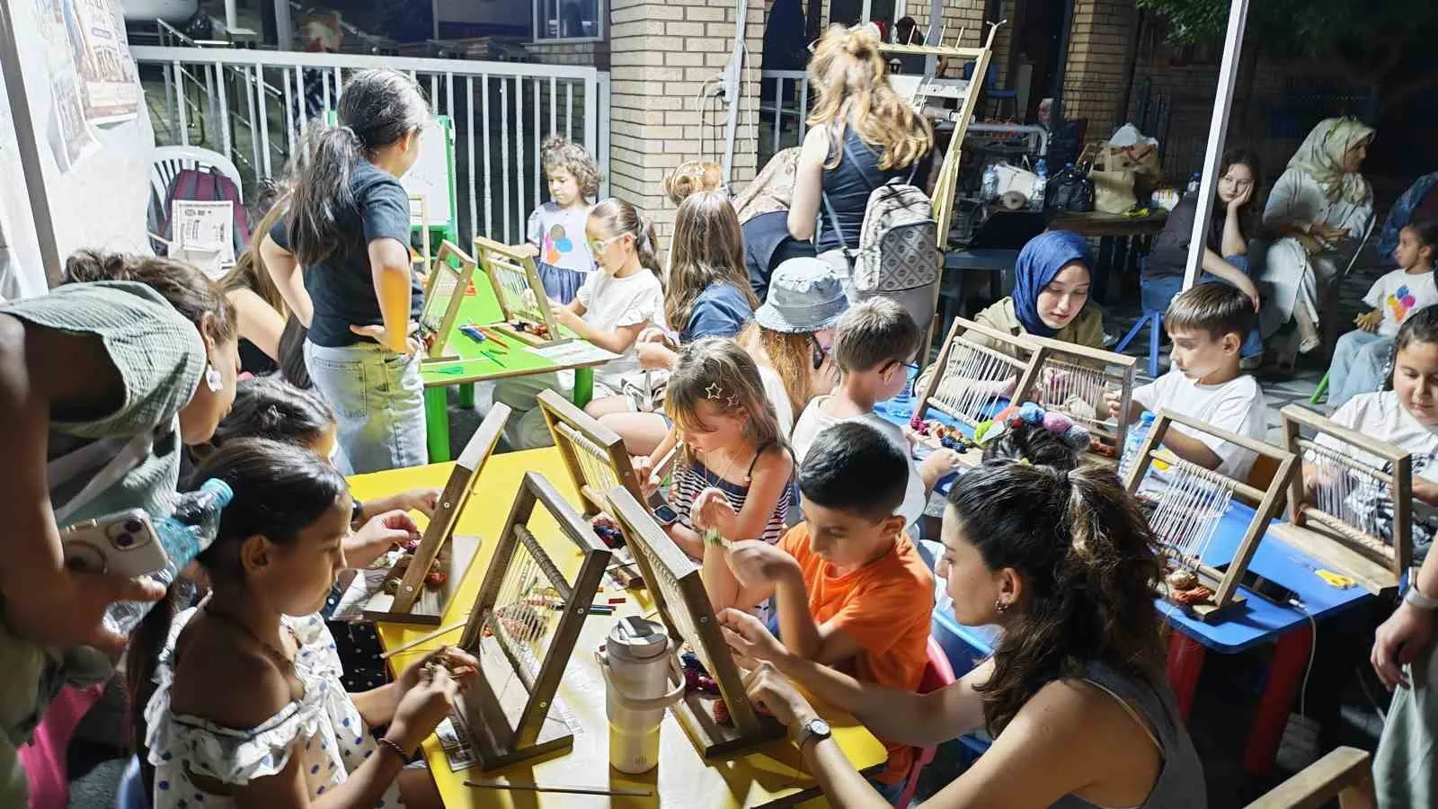 Demirci’de Minik Eller Tezgâhta: Asırlık Halı Sanatı Festivalde Yeniden Hayat Buluyor