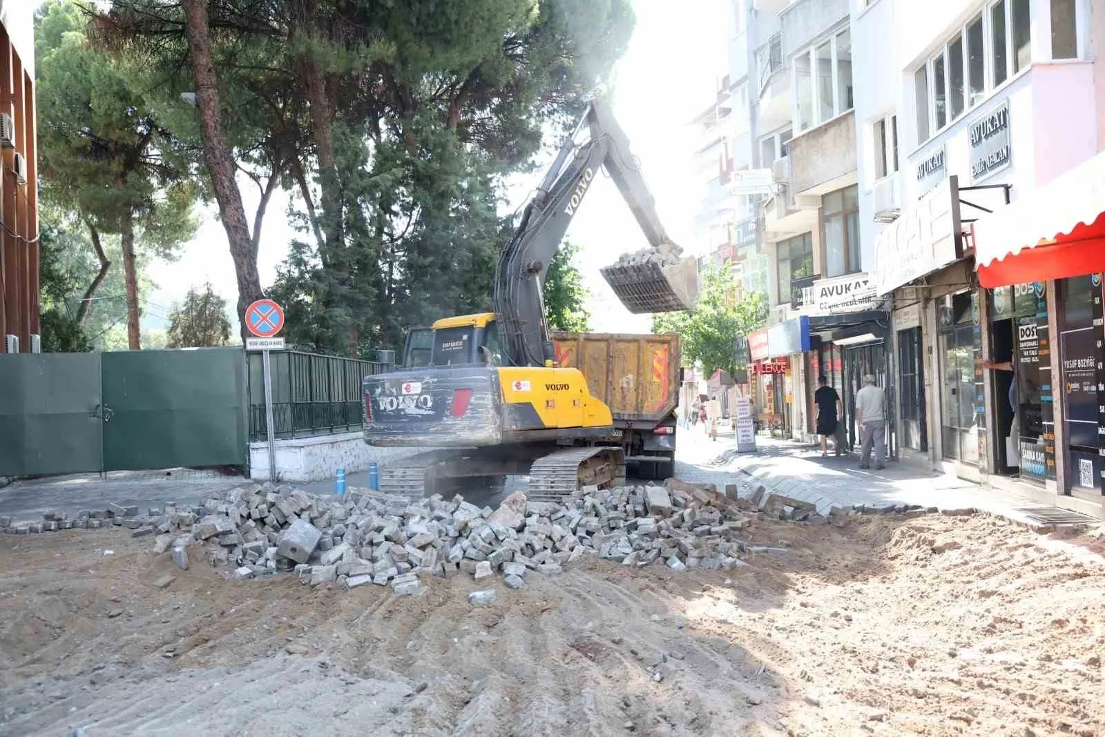 Efeler’de ulaşım seferberliği: Adliye yanındaki cadde baştan aşağı yenileniyor