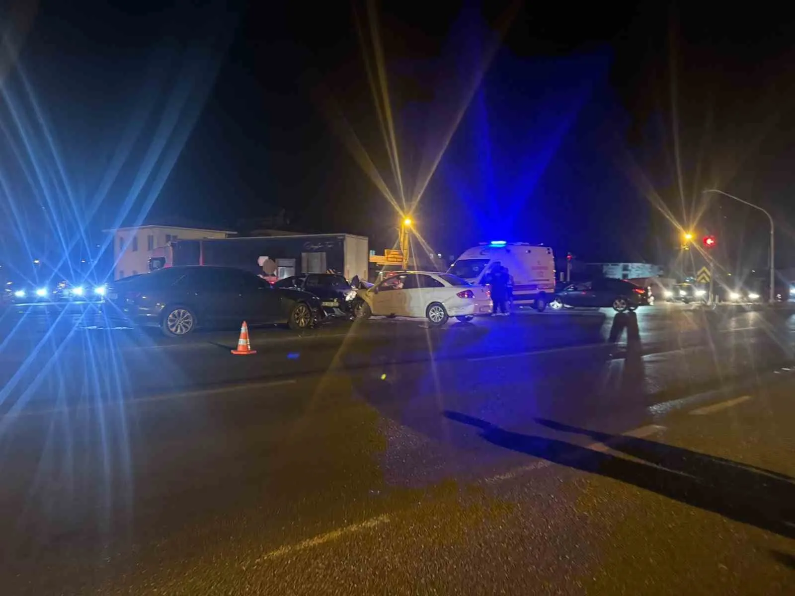 Ortaca'da trafik kilitlendi: Işıklı kavşakta üç araç birbirine girdi