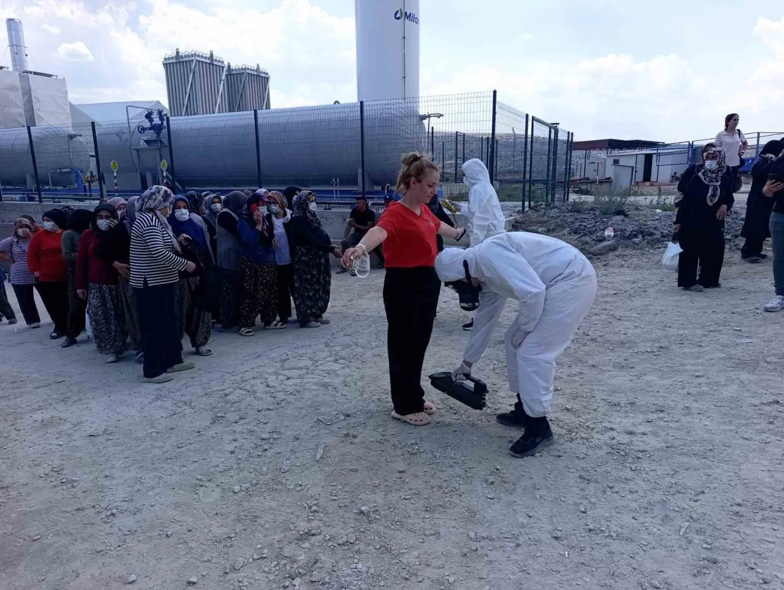 Afyonkarahisar'da korkutan sera vakası: İlaçlama sonrası 24 kişi hastanelik oldu