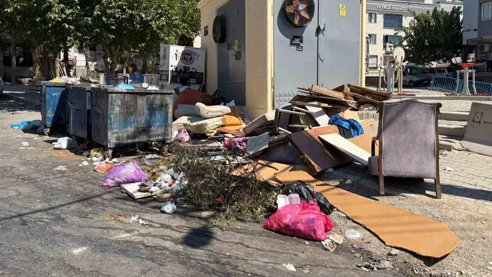 Buca’da çöp isyanı: Vatandaşlar belediyeyi protesto etmek için yolu kapattı