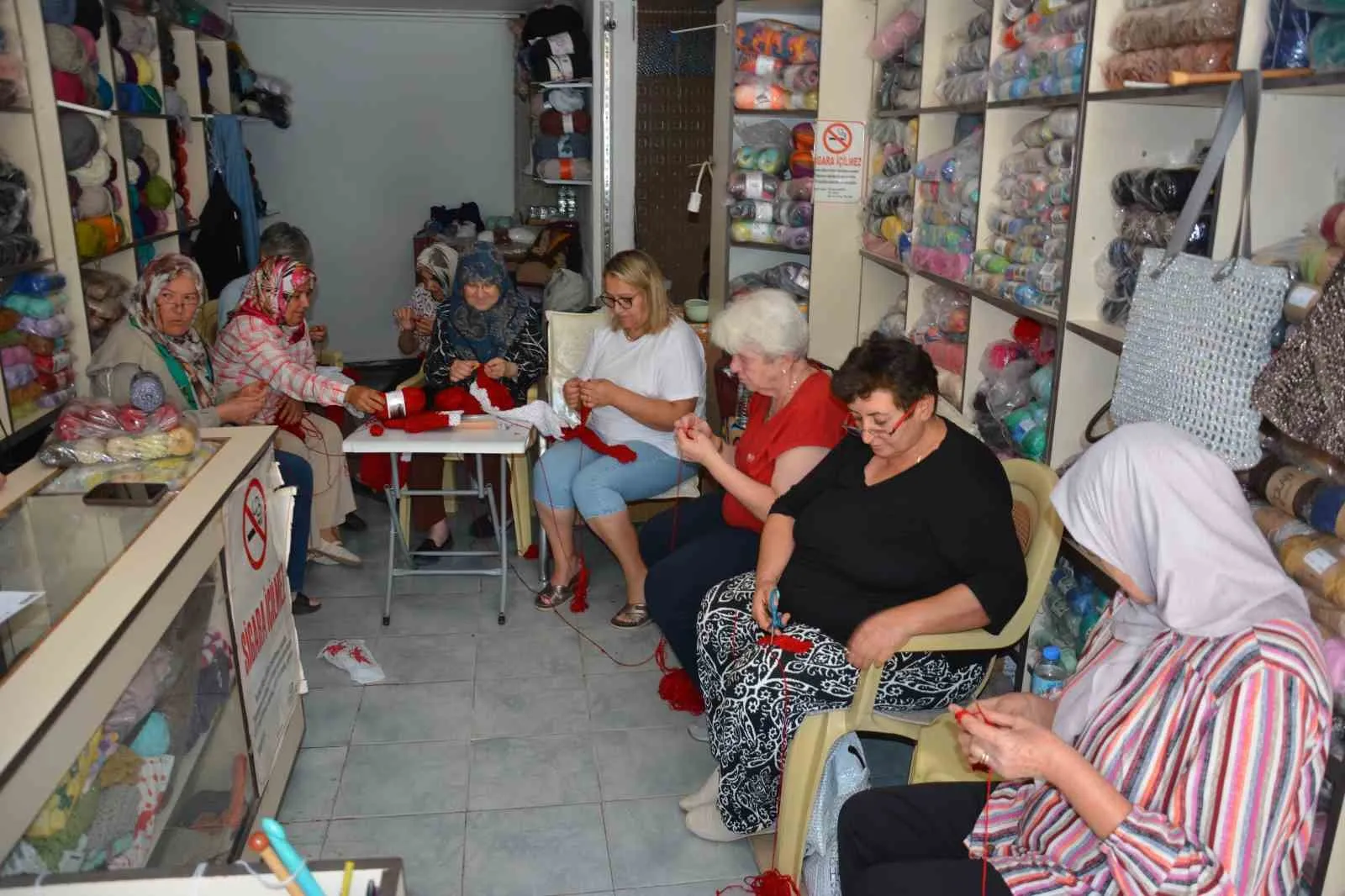 Demirci’de 15 Kadının 10 Günlük Emeği: 3 Kilo İple Örülen Dev Bayrak Göğüs Kabarttı