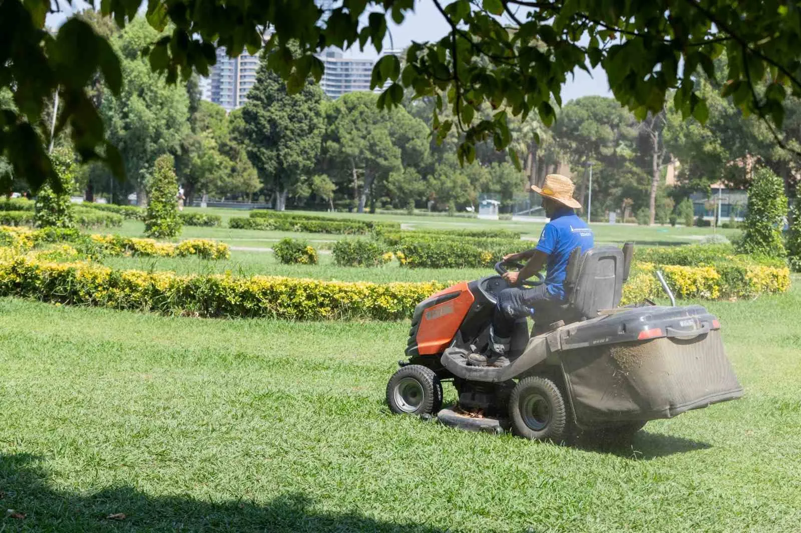 İzmir'in kalbi fuara hazırlanıyor: Kültürpark'ta hummalı çalışma