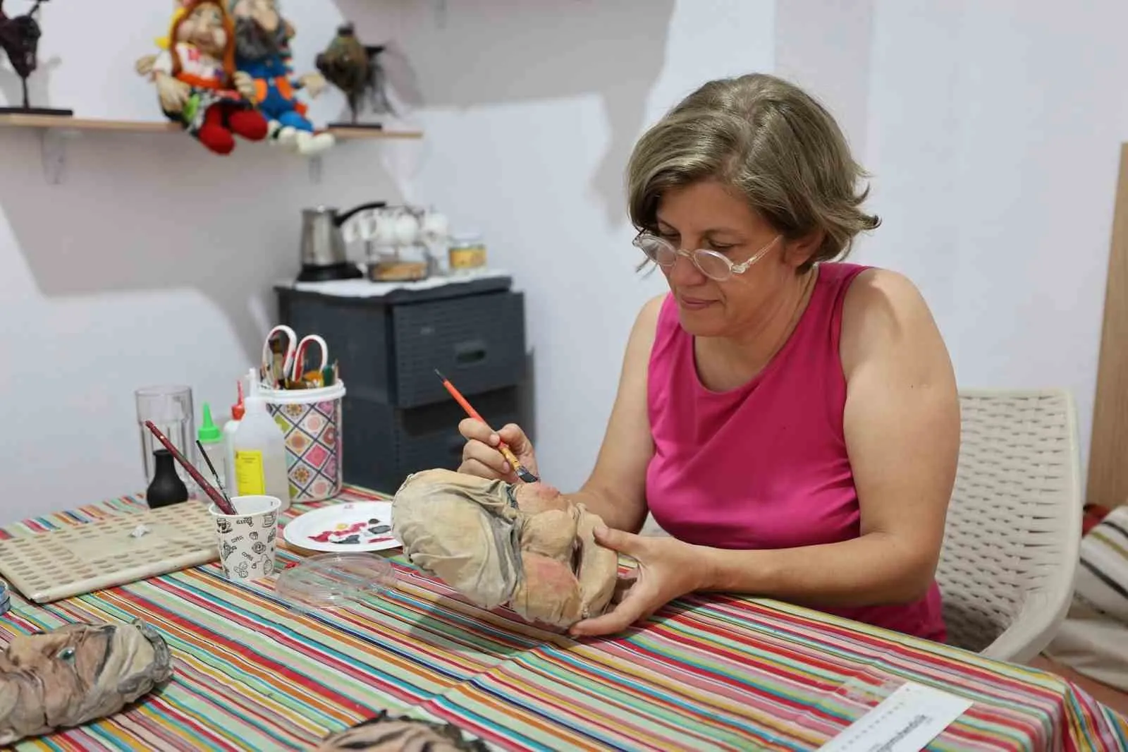 Kimya laboratuvarından sanat atölyesine: Emekli mühendis geleneksel bebeklere hayat veriyor
