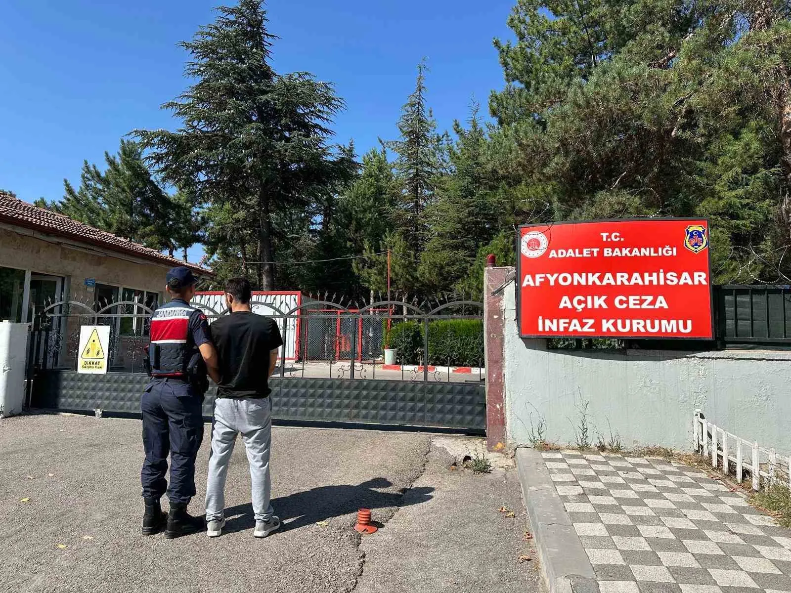 Afyonkarahisar jandarmasından suçlulara geçit yok: 27 gözaltı