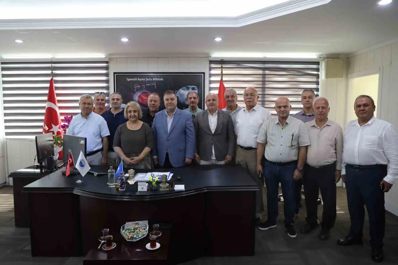 Menderes'te yeni dönem: Taksici esnafından Başkan Vekili Şen'e anlamlı ziyaret