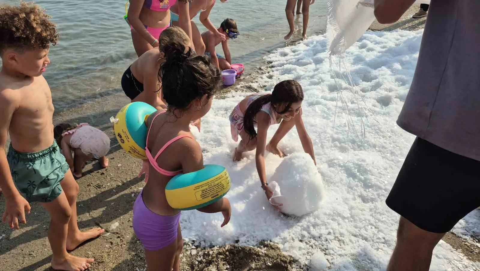 Bodrum sahillerinde sıra dışı serinlik: Kumsala tonlarca buz döktürdü