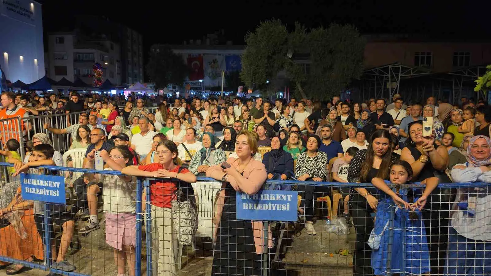Buharkent'te rap rüzgarı esti: Eypio meydanı coşturdu