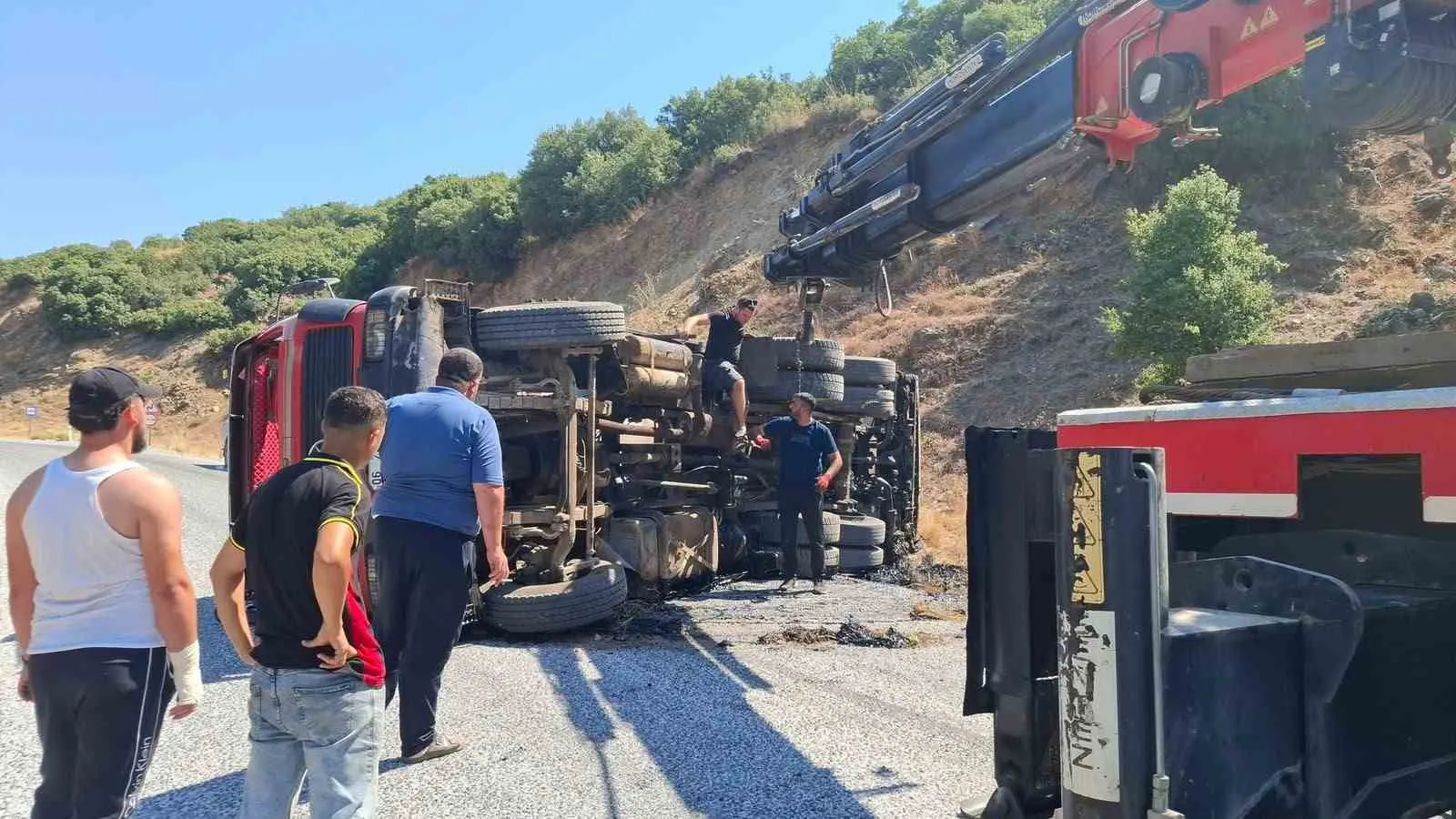 Manisa yolunda korkutan kaza: Tanker devrildi, trafik kilitlendi