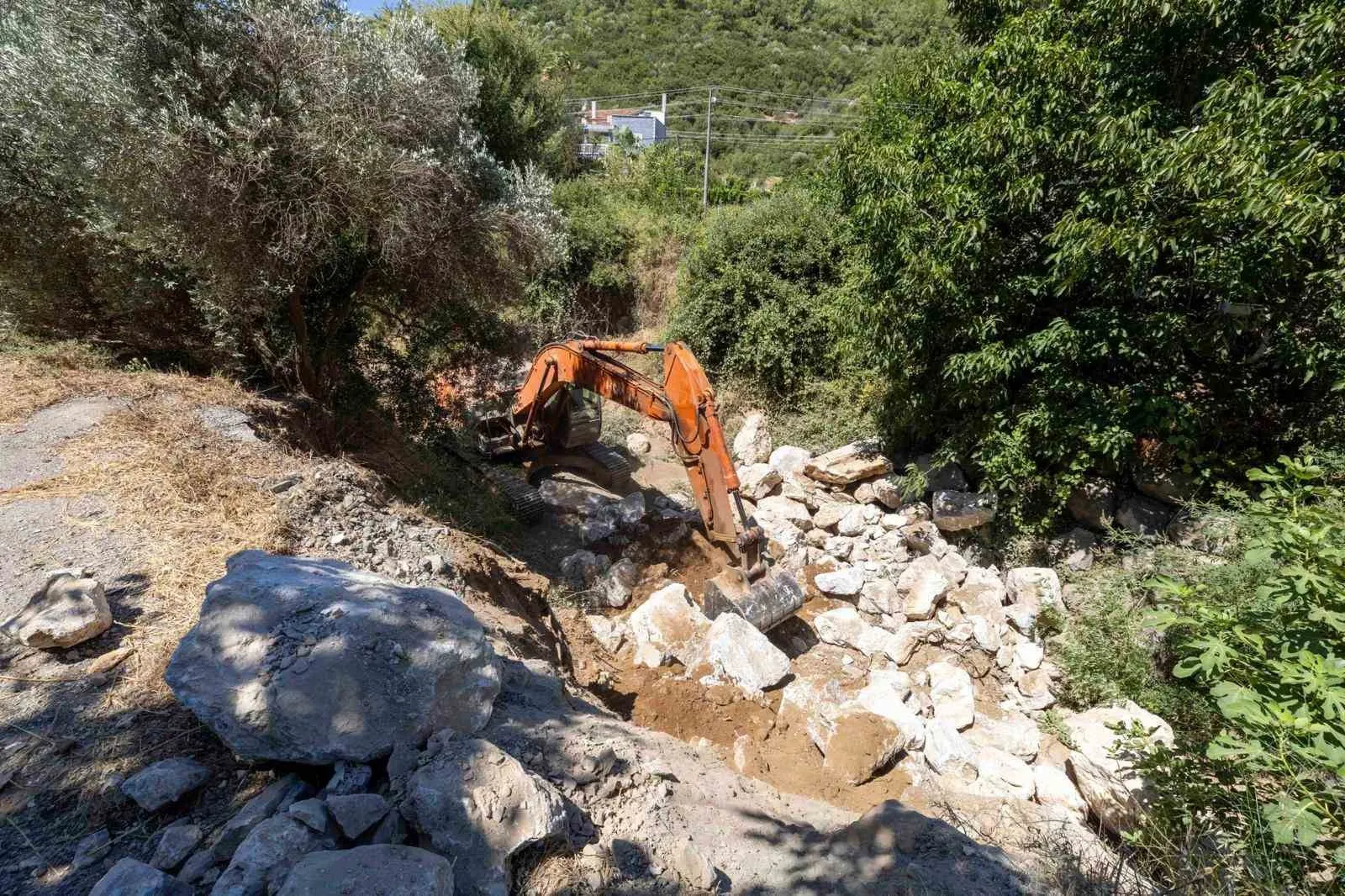 İzmir’in kıyı ilçelerinde taşkın nöbeti: 7 bin ton taşla önlem alındı