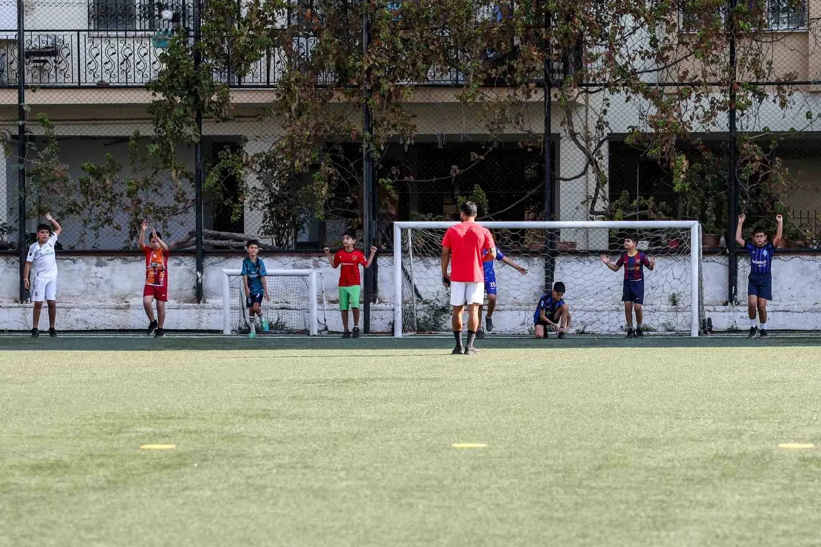 Efeler'de minik kramponlar sahaya indi: Geleceğin yıldızları burada yetişiyor