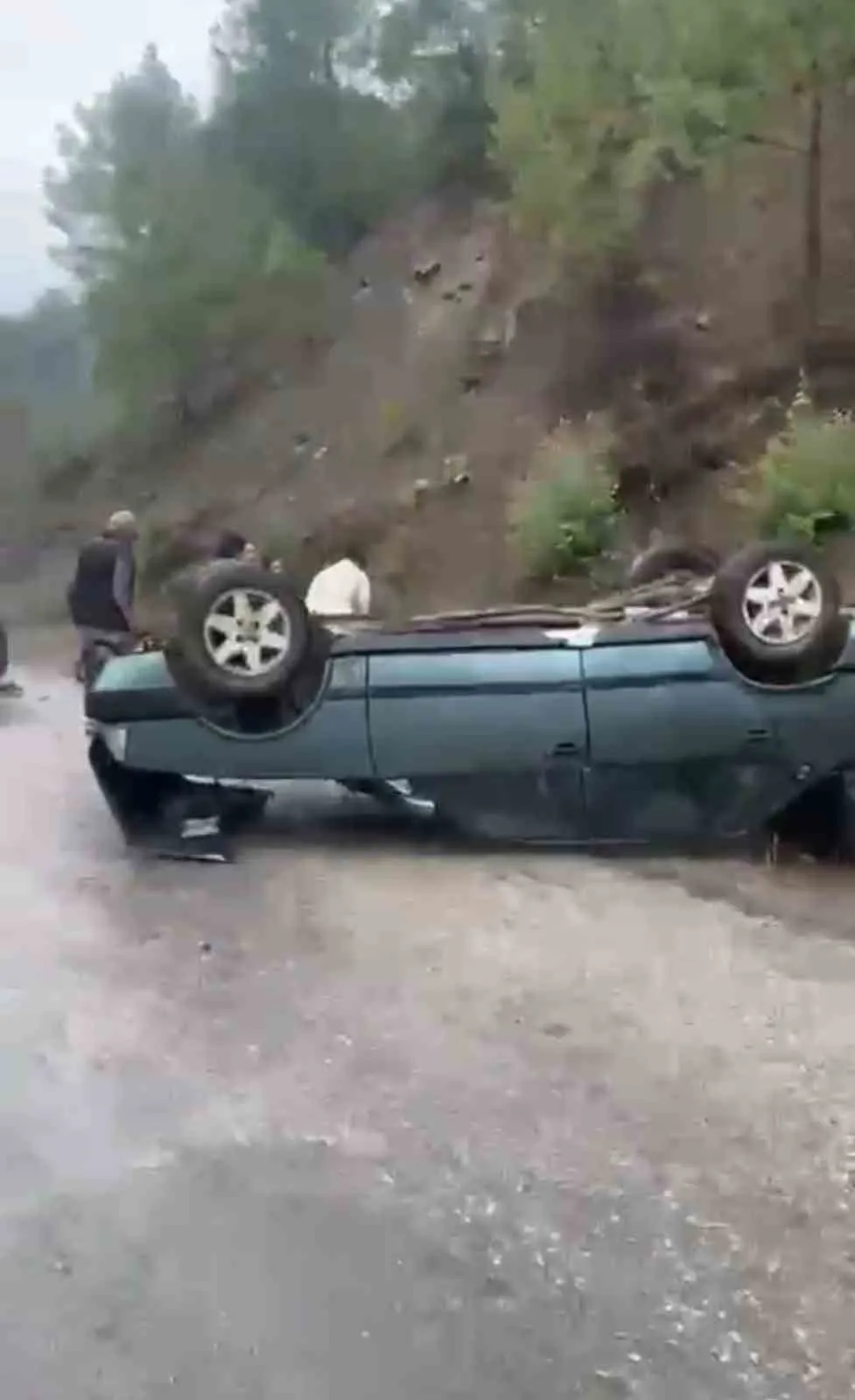 Denizli'de yolculuk kabusa döndü: Yağmurun kayganlaştırdığı yolda feci kaza