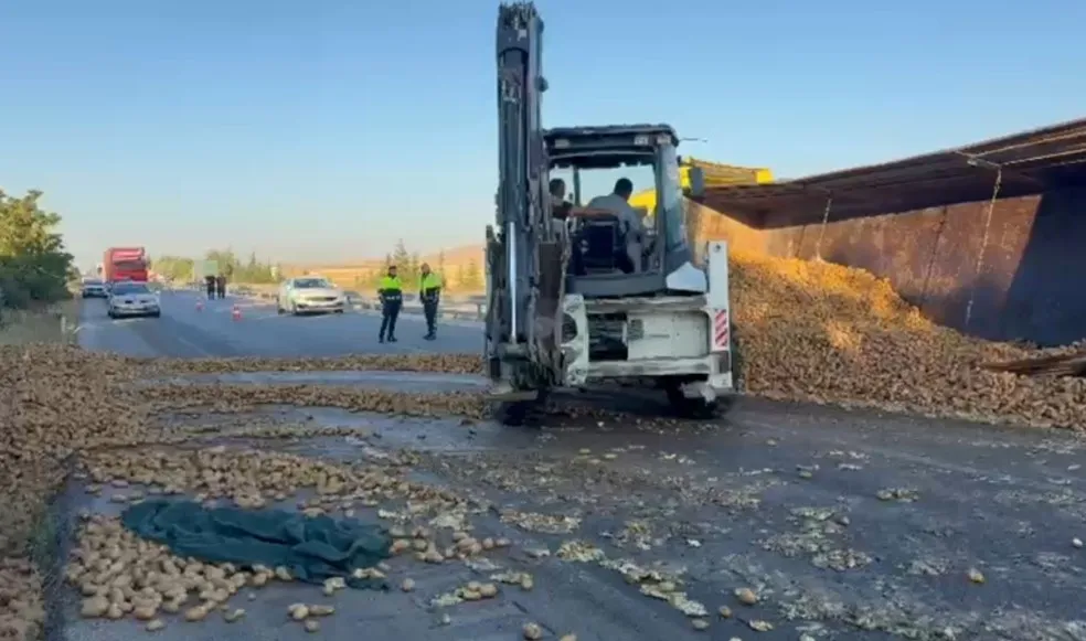 Emirdağ yolunda tonlarca ürün ziyan oldu: Tır devrildi, trafik durma noktasına geldi