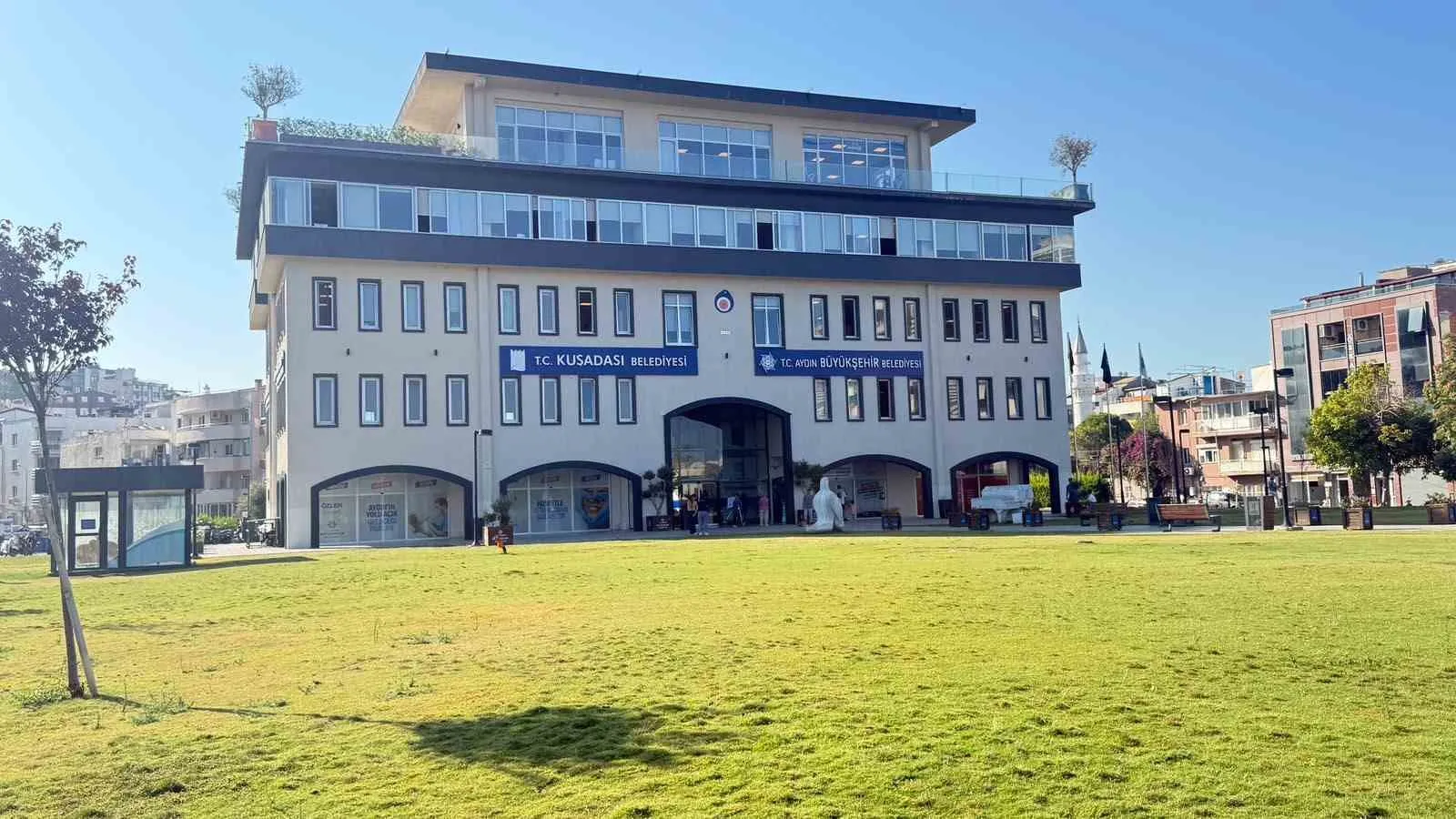 Kuşadası'nda rüşvet ve irtikap operasyonu: Belediye koridorlarından gözaltı kararları çıktı