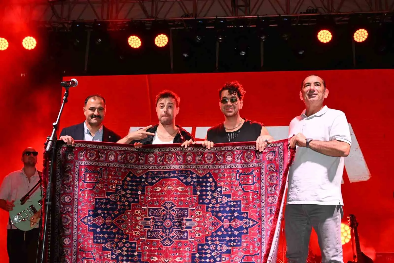Demirci’de Festivalin Üçüncü Gecesinde İkilem Rüzgarı Esti, Meydan Coşkuyla İnledi