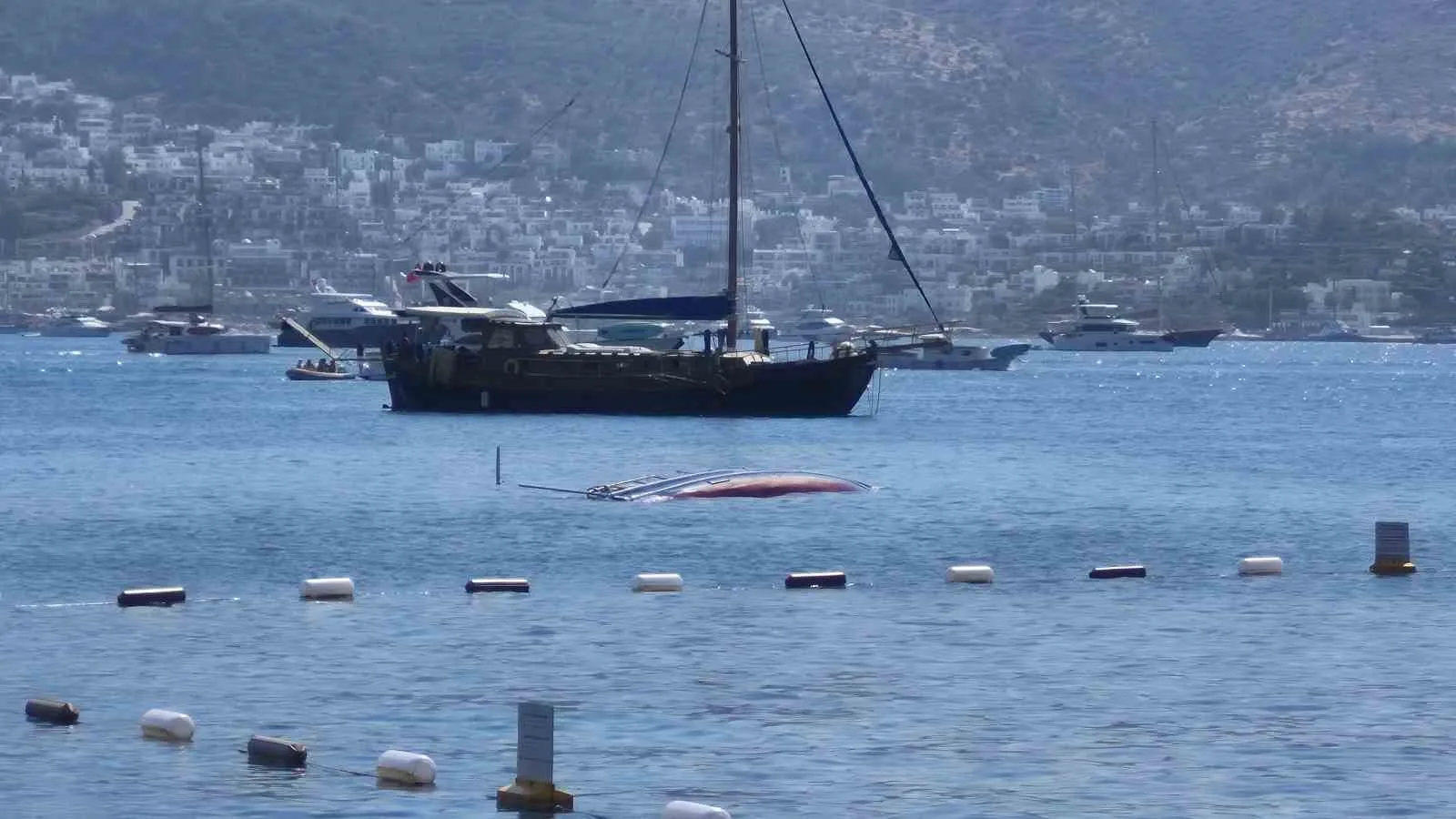 Bodrum'da sessiz veda: Lüks yelkenli sabah saatlerinde sulara gömüldü