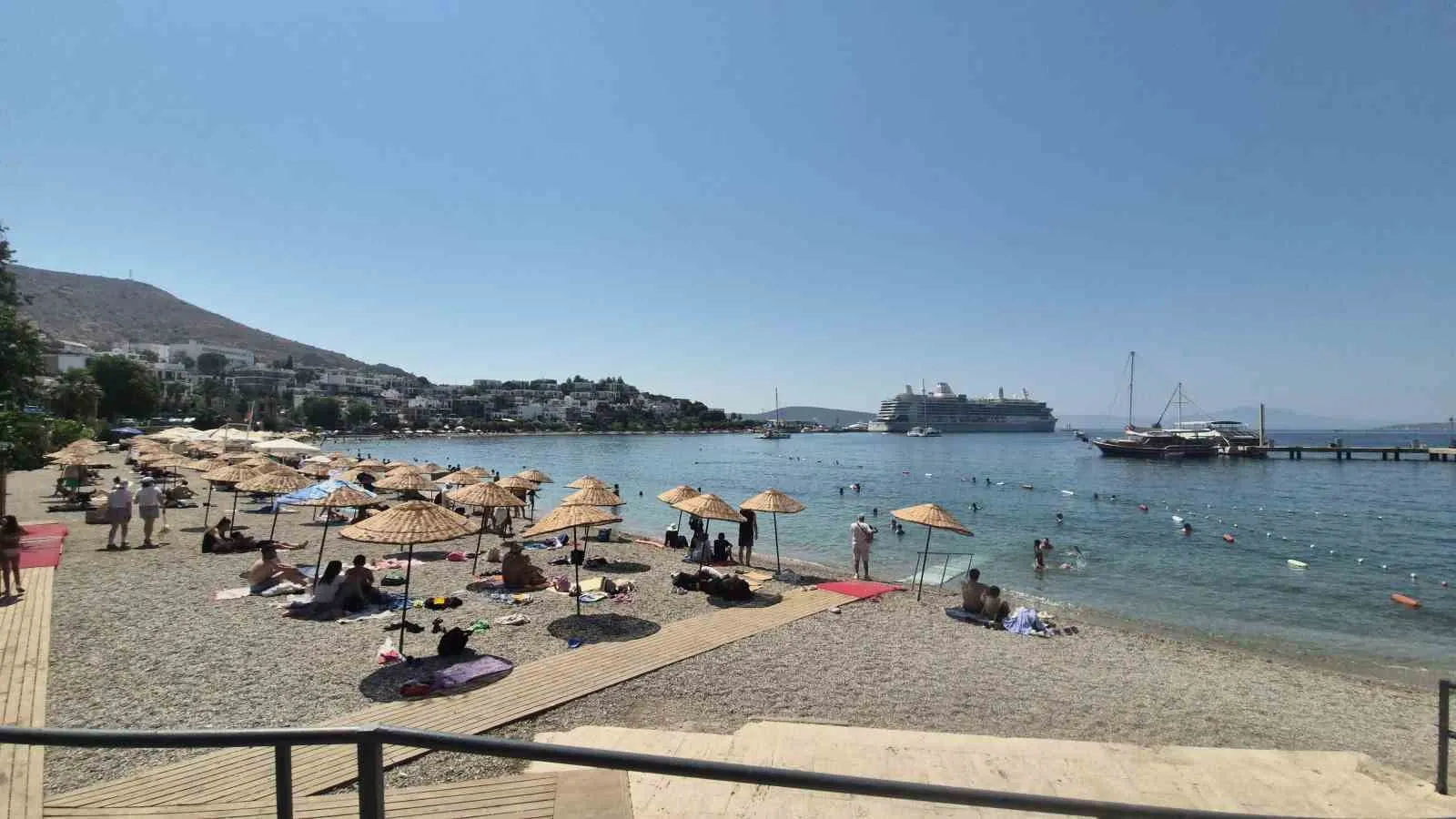 Bodrum turizminde hareketli gün: Dev yolcu gemileri binin üzerinde misafir ağırladı