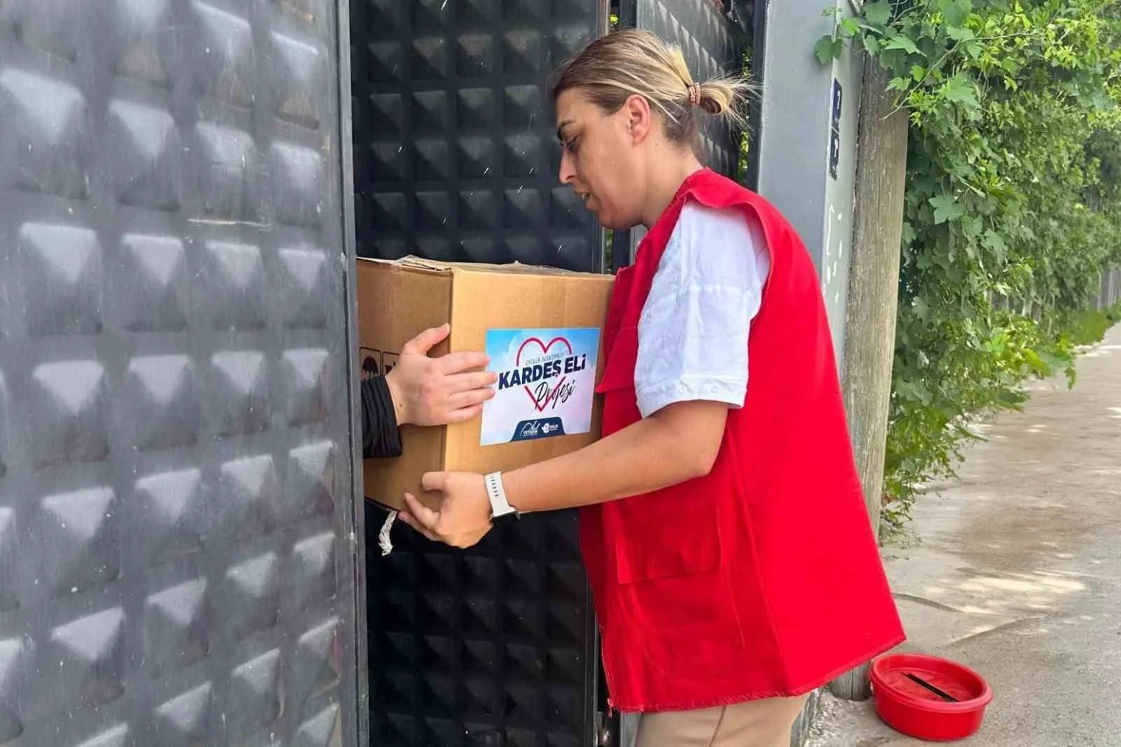 Efeler’de kimse kapısını çalacak birini beklemiyor: Yardım eli doğrudan eve ulaşıyor