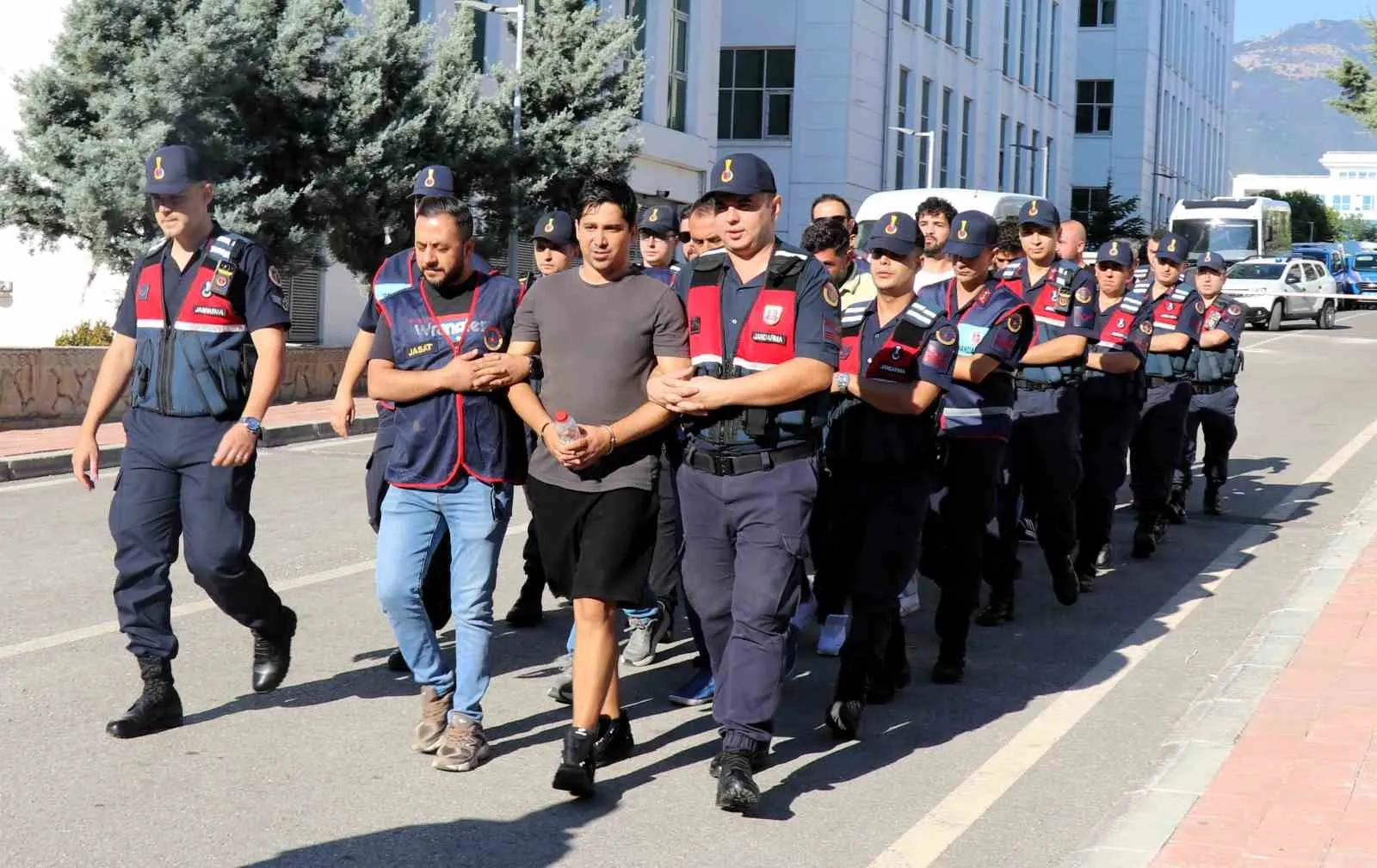 Denizli'de Korku Saçan Çete Operasyonla Çökertildi: 7 Şüpheli Cezaevi Yolunda