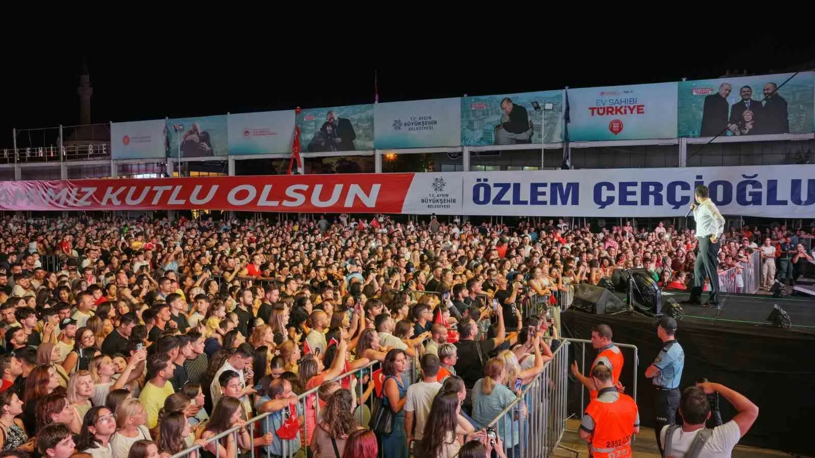 Aydın’da 30 Ağustos Coşkusu Sahneye Taşındı: Mert Demir’den Unutulmaz Zafer Gecesi