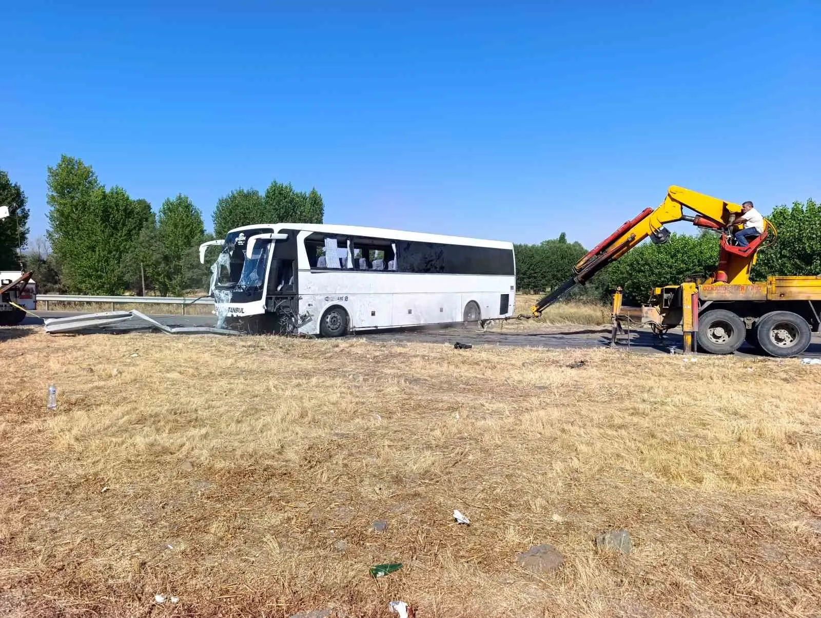 Afyonkarahisar yolunda dehşet anları: Yolcu otobüsü bariyerlere çarparak devrildi