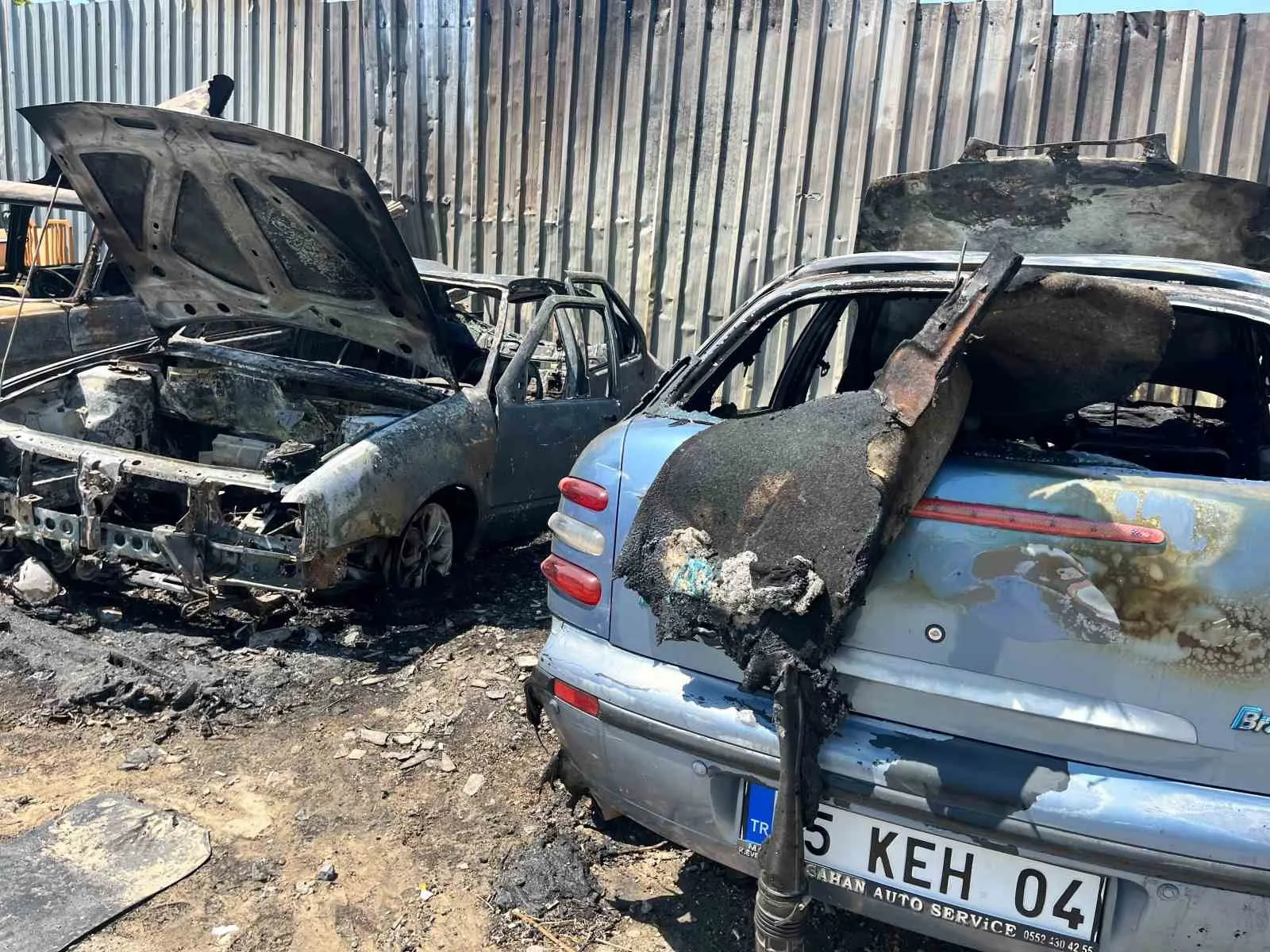 Bornova'da sabah dehşeti: Park halindeki araçlar alevlere teslim oldu