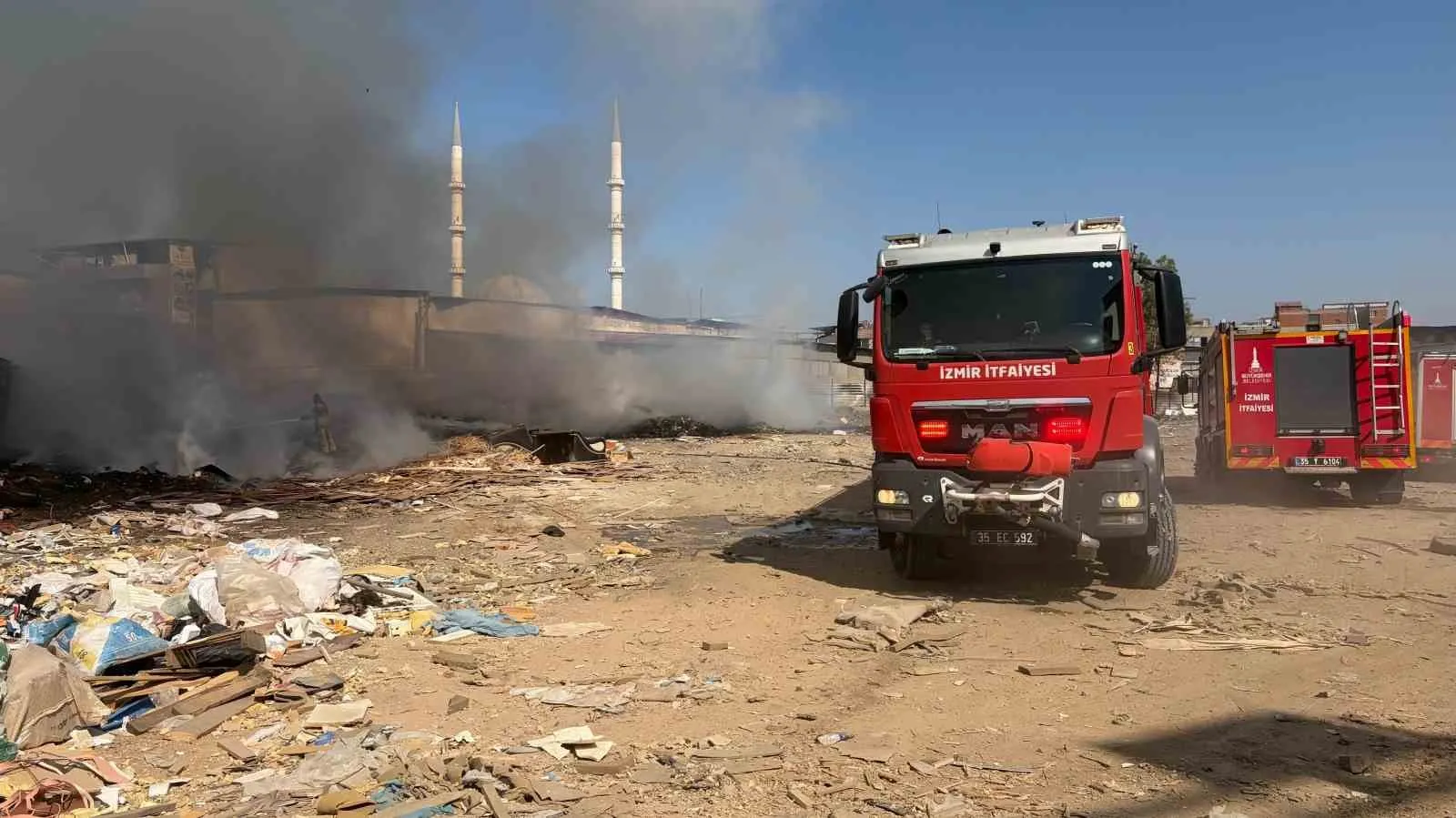 Buca sanayisinde bitmek bilmeyen çöp kâbusu: Esnaf isyan bayrağını açtı
