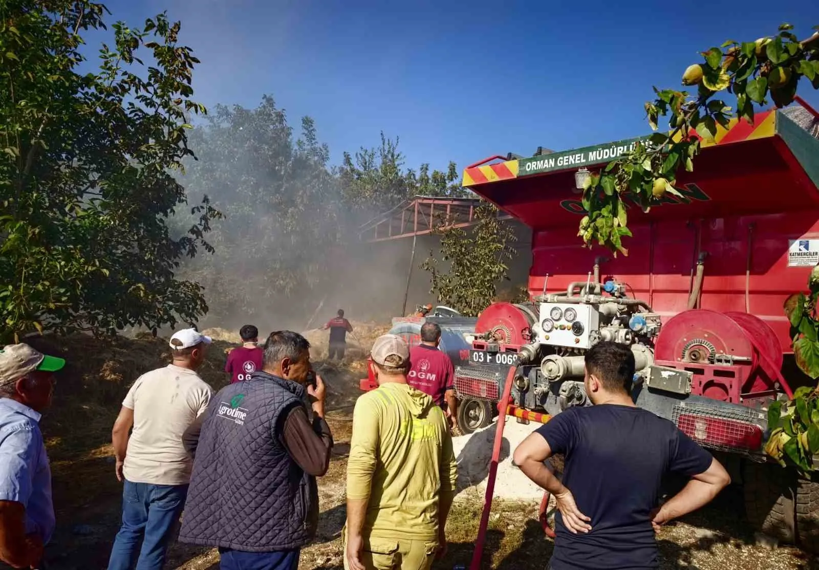 Afyonkarahisar'da korkutan yangın: Bin balya saman ve traktör küle döndü