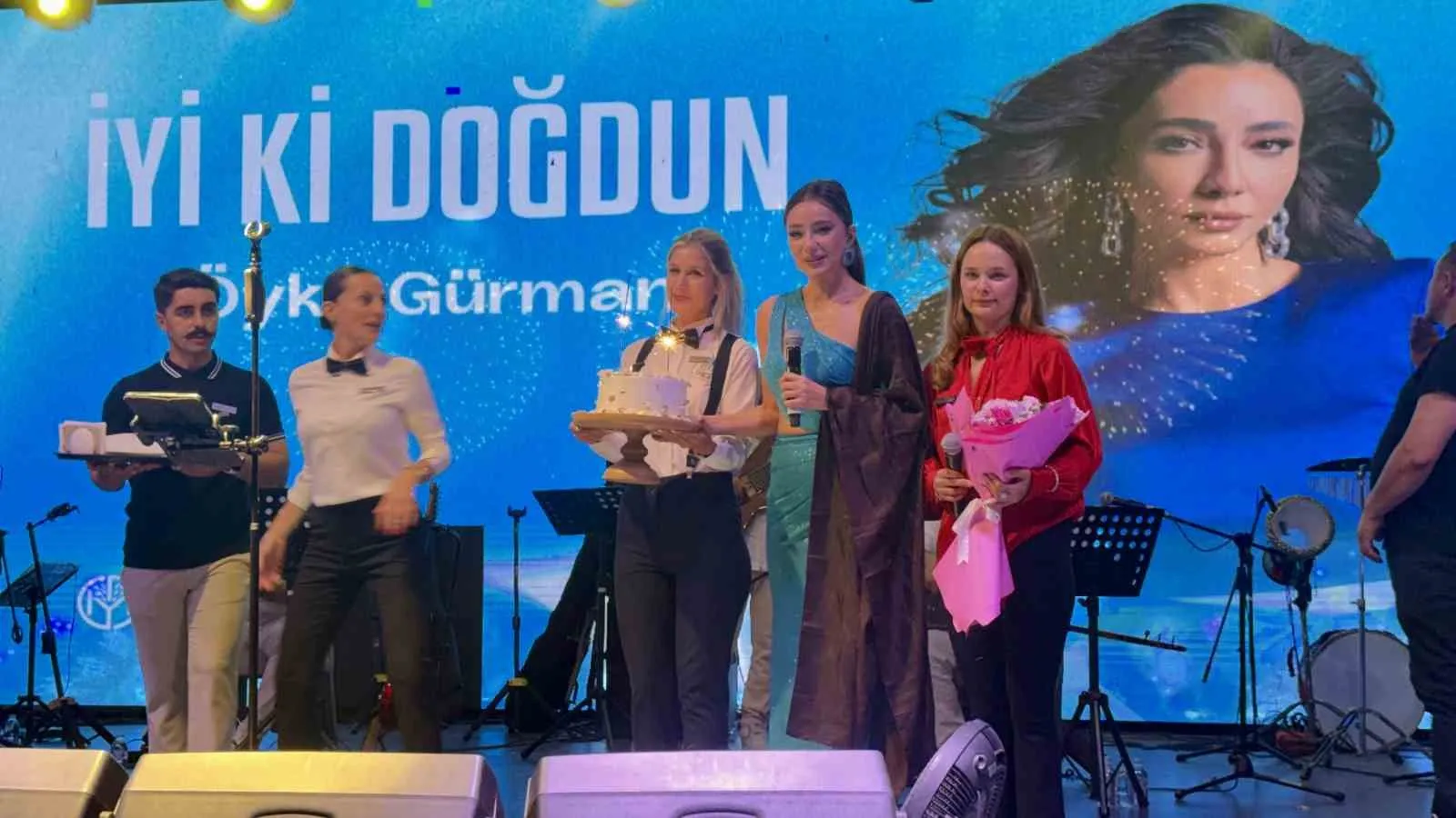Bodrum gecelerinde Öykü Gürman rüzgarı: Sahnede duygusal anlar ve sürpriz kutlama