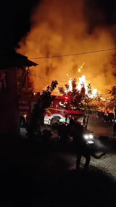 Denizli'de geceyi aydınlatan kabus: Baba ve oğlunun evi alevlere teslim oldu