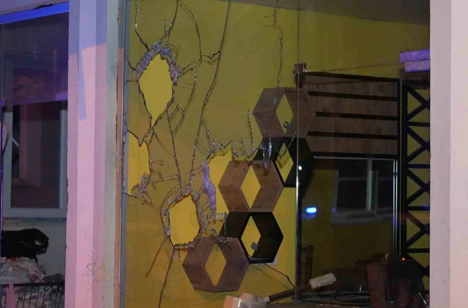 Denizli’de gece yarısı silahlı baskın: Berber dükkanını kurşun yağmuruna tuttular