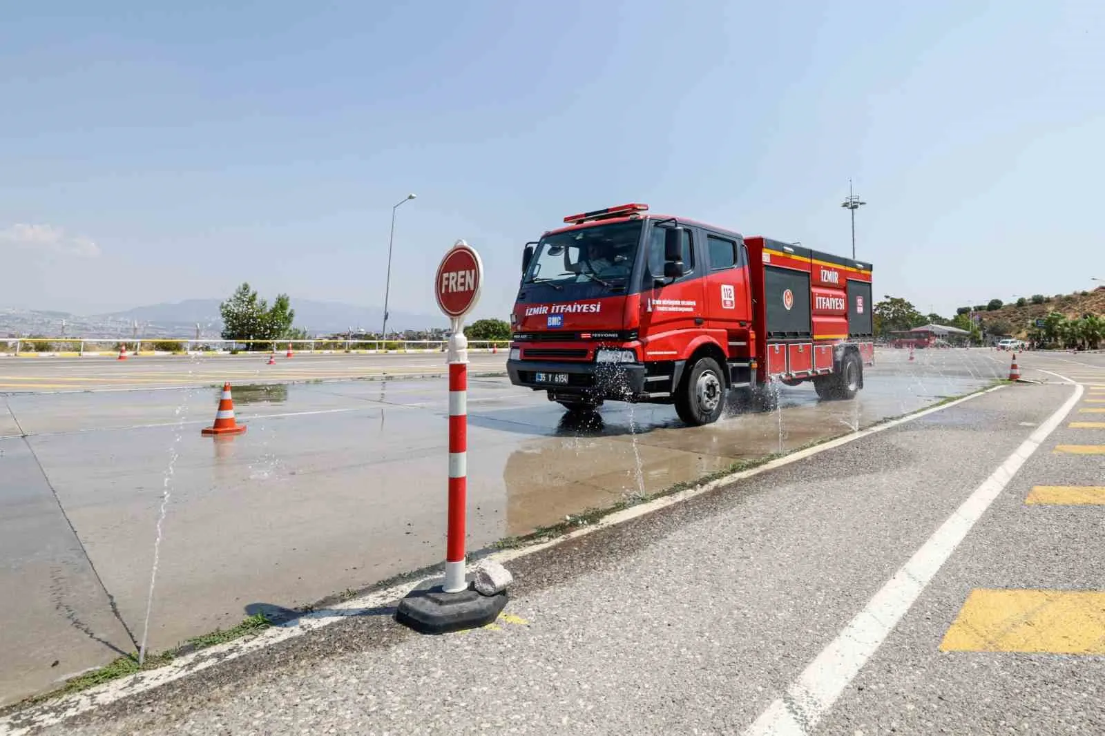 Tonlarca ağırlıktaki itfaiye araçlarına profesyonel dokunuş: İzmir’de zorlu sürüş sınavı