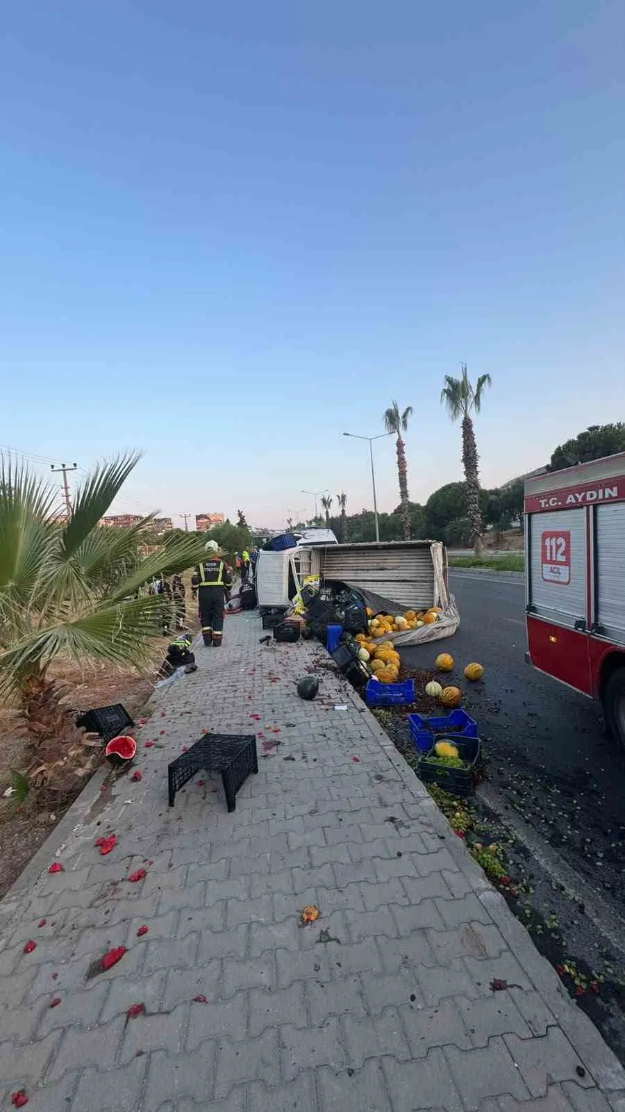 Kuşadası’nda korkutan kaza: Direksiyon başında uyuyunca pikap devrildi