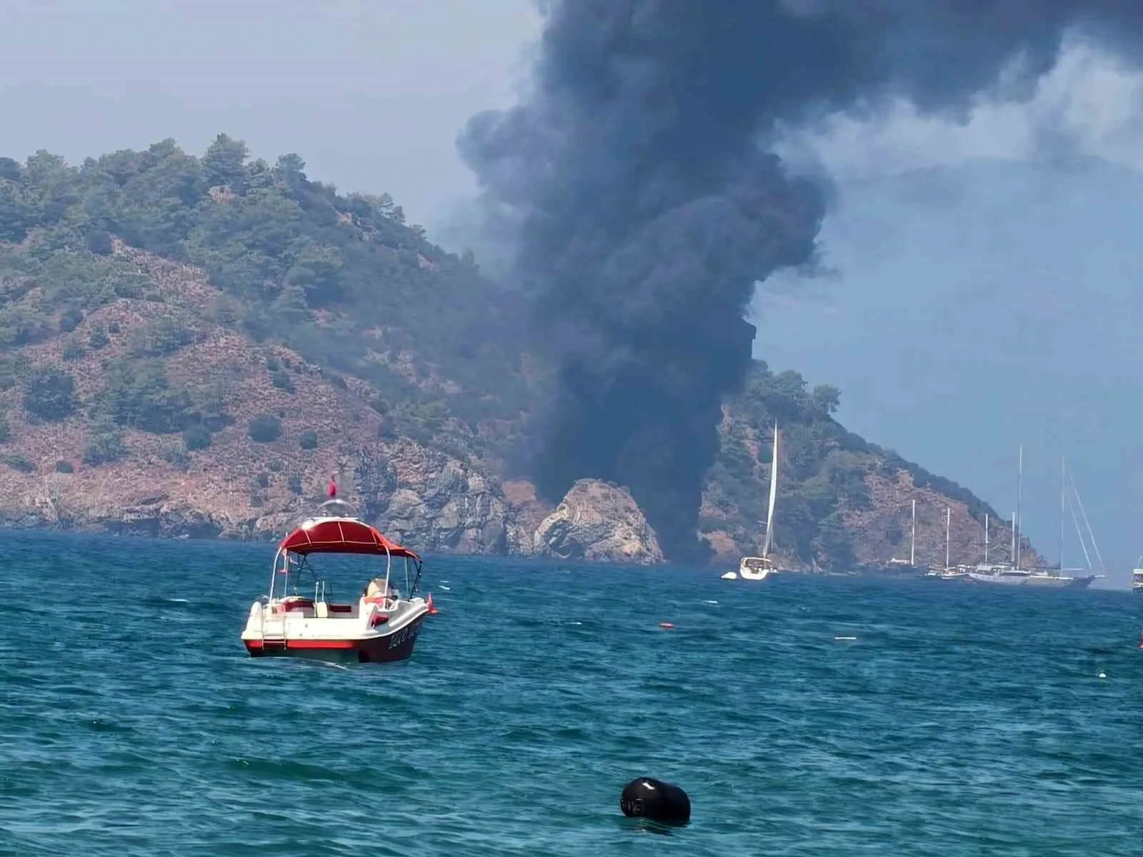 Fethiye açıklarında kabus dolu dakikalar: 115 kişi alevlerden kaçmak için kendini sulara bıraktı