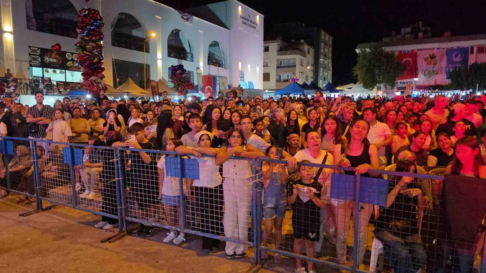 Buharkent'te rap rüzgarı esti: Eypio meydanı coşturdu