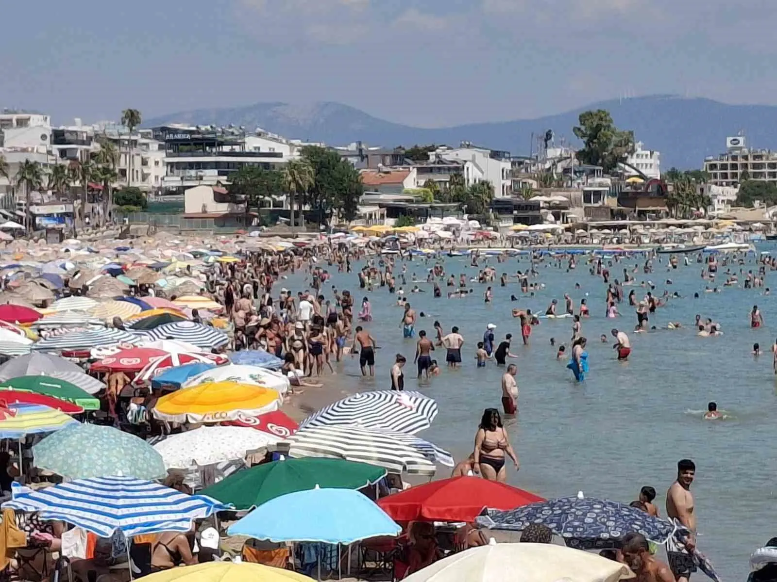 Didim'de yaz bitmiyor: Altınkum'da iğne atsan yere düşmüyor